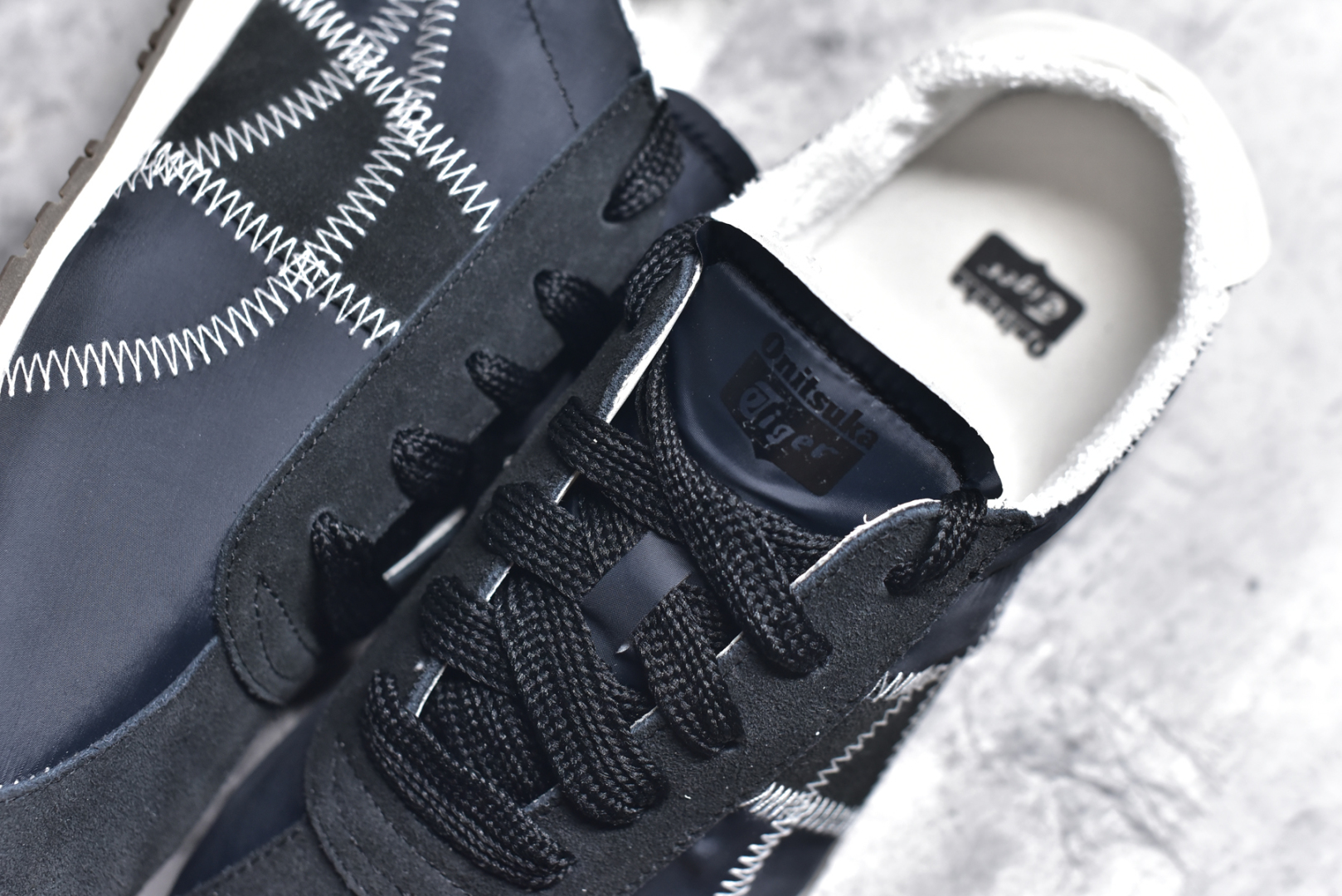 图片[9]-#Onitsuka Tiger CORSAIR™ A55鞋款 作为鬼冢虎品牌创立75周年限定之作 灵感源自1970 年代 慢跑热潮先驱的经典鞋履TIGER CORSAIRT™ 以现代视角崭新呈现 简约廓形与细密缝线条纹相得益彰 饰以鬼塚虎标志性的后跟提耳和十字补强 崭新演绎经典之美 轻盈鞋身搭配出色缓震的纤薄鞋底 精妙平衡舒适与时尚 尺码：36 37 37.5 38 39 39.5 40 40.5 41.5 42 42.5 43 44 44.5 45-选品中心