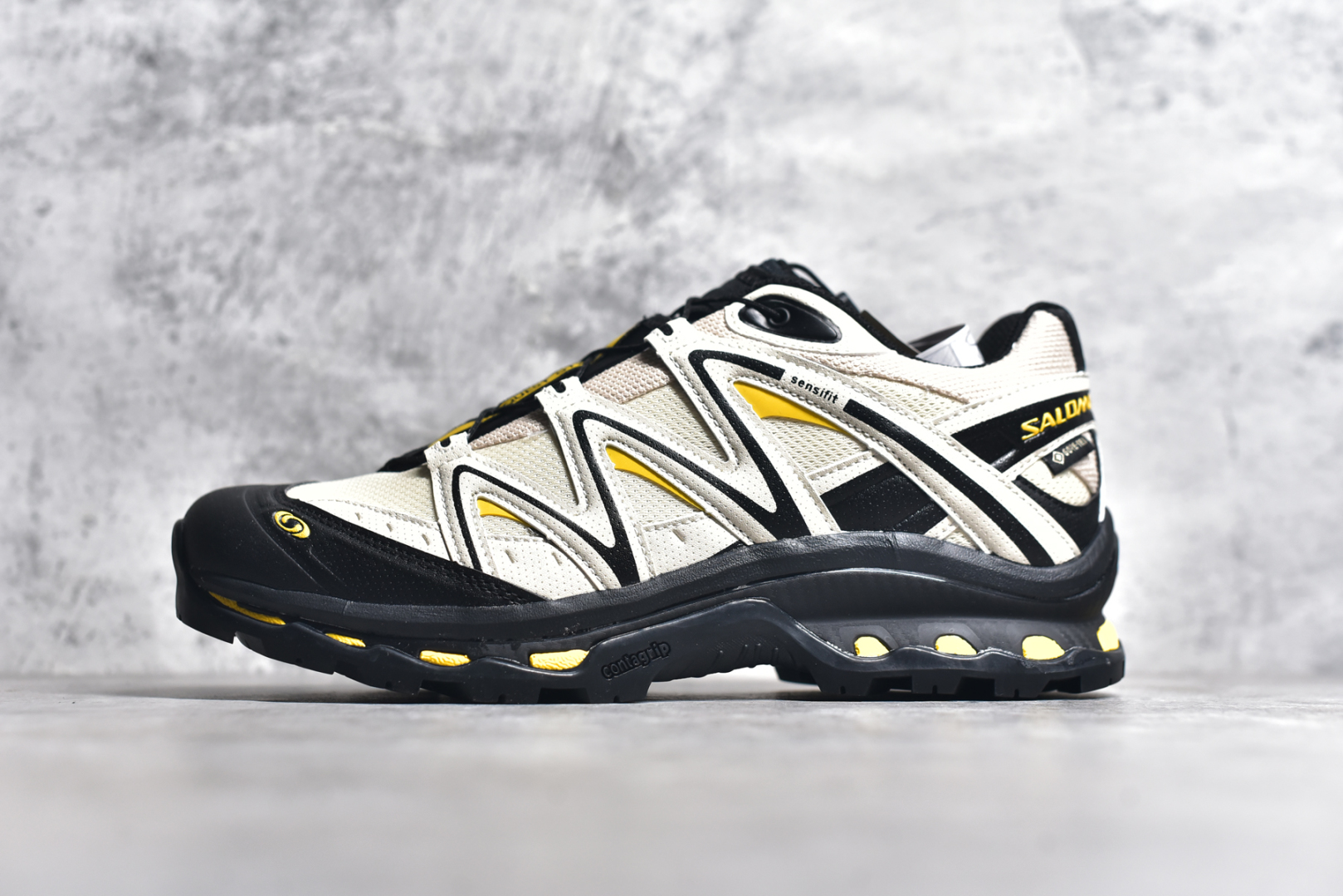 #Salomon XT-QUEST ADV 萨洛蒙潮流越野机能户外功能鞋 纯原外贸平台特供订单 耗时半年巨作 全套原纸板楦头开发 原厂特供网布配套加持 确保原汁原味 完美呈现版型 原档数据独家私模五层组合大底 男女鞋同步官方开发至46.5 原装Ortholite轻量化鞋垫 中底布带钢印编号 原厂TPU锁扣 进口港宝加持 后跟自然饱满 还原公司包裹性 基于 SALOMON 初代 XT 鞋身造型并搭载 4D ADVANCED CHASSIS™ 大底打造而成 为这款 XT-QUEST 带来了多项足部控制与保护等功能性 如在运动过程中控制左右晃动的过程而提高稳定性、改善长途越野过程中足中到足尖的过渡、提高感知岩石的精确度以抵抗尖锐物体对脚底的伤害以及采用动态缓冲来增强穿着舒适感 从而减轻疲劳感 使 XT-QUEST 成为一双舒适且安全的户外之履 尺码：36 36.5 37.5 38 38.5 39 40 40.5 41 42 42.5 43 44 44.5 45 46 46.5-选品中心