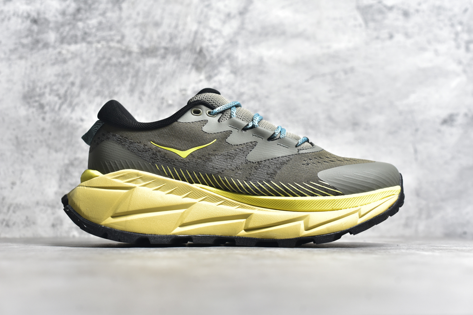 图片[3]-#HOKA SKYLINE-FLOAT X 为HOKA首双搭载PeBax推进板的户外登山鞋，为近期大受欢迎的快速登山趋势打造，可同时对应越野跑与快速登山需求。90%蓖麻油提炼制造的Pebax推进版，搭配以甘蔗材质提炼的双密度EVA中底，为登山者带来源源不绝的前进能量。后跟外侧加长的Swallowtail Heel燕尾设计，同时提供上坡有感推进力、下坡步态更顺畅转换的快速登山新体验，适合想尝试轻量化登山，追求快速登山，但希望同时保持支撑推进力的族群。SKYLINE-FLOAT X使用Vibram黄金大底XS Trek复合橡胶成分，兼具耐磨与抓地力，搭配全新设计的5mm大底鞋齿与鞋纹，让克服崎岖地形更轻松，落地更稳定。 尺码：36 36.5 37.5 38 38.5 39 40 40.5 41 42 42.5 43 44 44.5 45-选品中心