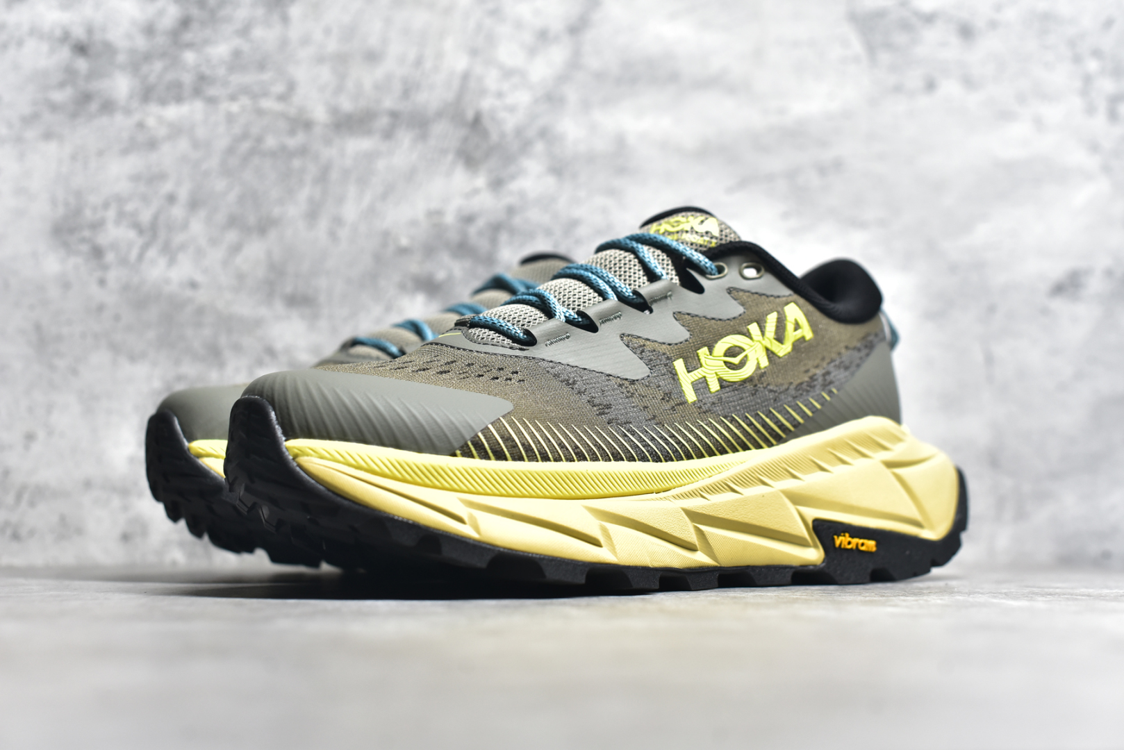 图片[2]-#HOKA SKYLINE-FLOAT X 为HOKA首双搭载PeBax推进板的户外登山鞋，为近期大受欢迎的快速登山趋势打造，可同时对应越野跑与快速登山需求。90%蓖麻油提炼制造的Pebax推进版，搭配以甘蔗材质提炼的双密度EVA中底，为登山者带来源源不绝的前进能量。后跟外侧加长的Swallowtail Heel燕尾设计，同时提供上坡有感推进力、下坡步态更顺畅转换的快速登山新体验，适合想尝试轻量化登山，追求快速登山，但希望同时保持支撑推进力的族群。SKYLINE-FLOAT X使用Vibram黄金大底XS Trek复合橡胶成分，兼具耐磨与抓地力，搭配全新设计的5mm大底鞋齿与鞋纹，让克服崎岖地形更轻松，落地更稳定。 尺码：36 36.5 37.5 38 38.5 39 40 40.5 41 42 42.5 43 44 44.5 45-选品中心