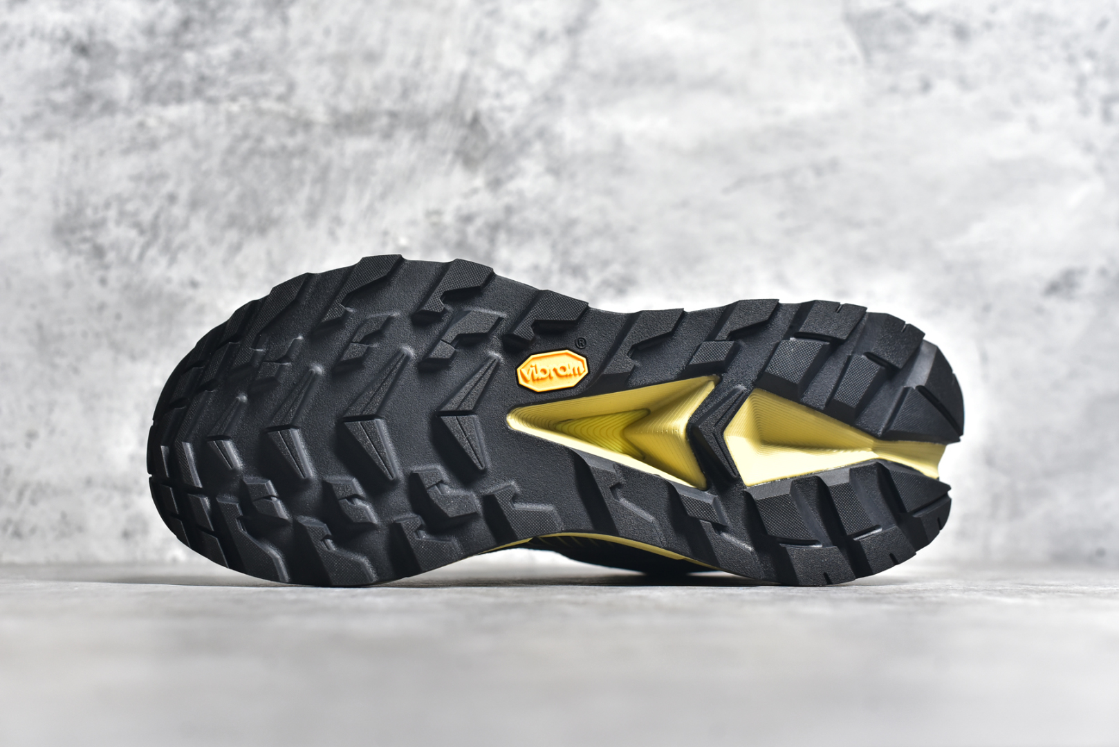 图片[6]-#HOKA SKYLINE-FLOAT X 为HOKA首双搭载PeBax推进板的户外登山鞋，为近期大受欢迎的快速登山趋势打造，可同时对应越野跑与快速登山需求。90%蓖麻油提炼制造的Pebax推进版，搭配以甘蔗材质提炼的双密度EVA中底，为登山者带来源源不绝的前进能量。后跟外侧加长的Swallowtail Heel燕尾设计，同时提供上坡有感推进力、下坡步态更顺畅转换的快速登山新体验，适合想尝试轻量化登山，追求快速登山，但希望同时保持支撑推进力的族群。SKYLINE-FLOAT X使用Vibram黄金大底XS Trek复合橡胶成分，兼具耐磨与抓地力，搭配全新设计的5mm大底鞋齿与鞋纹，让克服崎岖地形更轻松，落地更稳定。 尺码：36 36.5 37.5 38 38.5 39 40 40.5 41 42 42.5 43 44 44.5 45-选品中心
