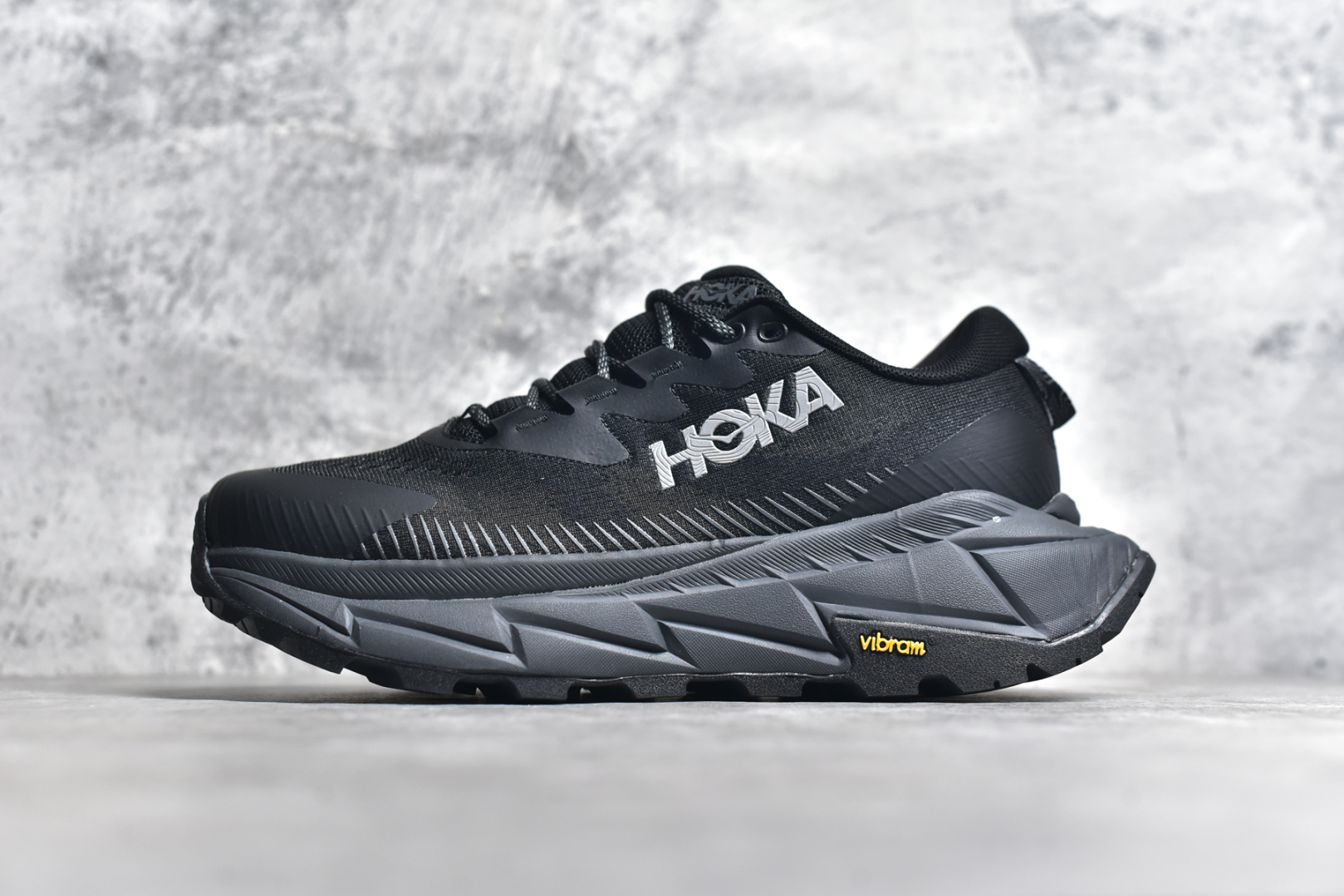 #HOKA SKYLINE-FLOAT X 为HOKA首双搭载PeBax推进板的户外登山鞋，为近期大受欢迎的快速登山趋势打造，可同时对应越野跑与快速登山需求。90%蓖麻油提炼制造的Pebax推进版，搭配以甘蔗材质提炼的双密度EVA中底，为登山者带来源源不绝的前进能量。后跟外侧加长的Swallowtail Heel燕尾设计，同时提供上坡有感推进力、下坡步态更顺畅转换的快速登山新体验，适合想尝试轻量化登山，追求快速登山，但希望同时保持支撑推进力的族群。SKYLINE-FLOAT X使用Vibram黄金大底XS Trek复合橡胶成分，兼具耐磨与抓地力，搭配全新设计的5mm大底鞋齿与鞋纹，让克服崎岖地形更轻松，落地更稳定。 尺码：36 36.5 37.5 38 38.5 39 40 40.5 41 42 42.5 43 44 44.5 45-选品中心