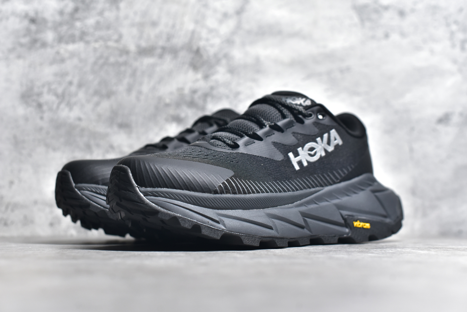 图片[2]-#HOKA SKYLINE-FLOAT X 为HOKA首双搭载PeBax推进板的户外登山鞋，为近期大受欢迎的快速登山趋势打造，可同时对应越野跑与快速登山需求。90%蓖麻油提炼制造的Pebax推进版，搭配以甘蔗材质提炼的双密度EVA中底，为登山者带来源源不绝的前进能量。后跟外侧加长的Swallowtail Heel燕尾设计，同时提供上坡有感推进力、下坡步态更顺畅转换的快速登山新体验，适合想尝试轻量化登山，追求快速登山，但希望同时保持支撑推进力的族群。SKYLINE-FLOAT X使用Vibram黄金大底XS Trek复合橡胶成分，兼具耐磨与抓地力，搭配全新设计的5mm大底鞋齿与鞋纹，让克服崎岖地形更轻松，落地更稳定。 尺码：36 36.5 37.5 38 38.5 39 40 40.5 41 42 42.5 43 44 44.5 45-选品中心