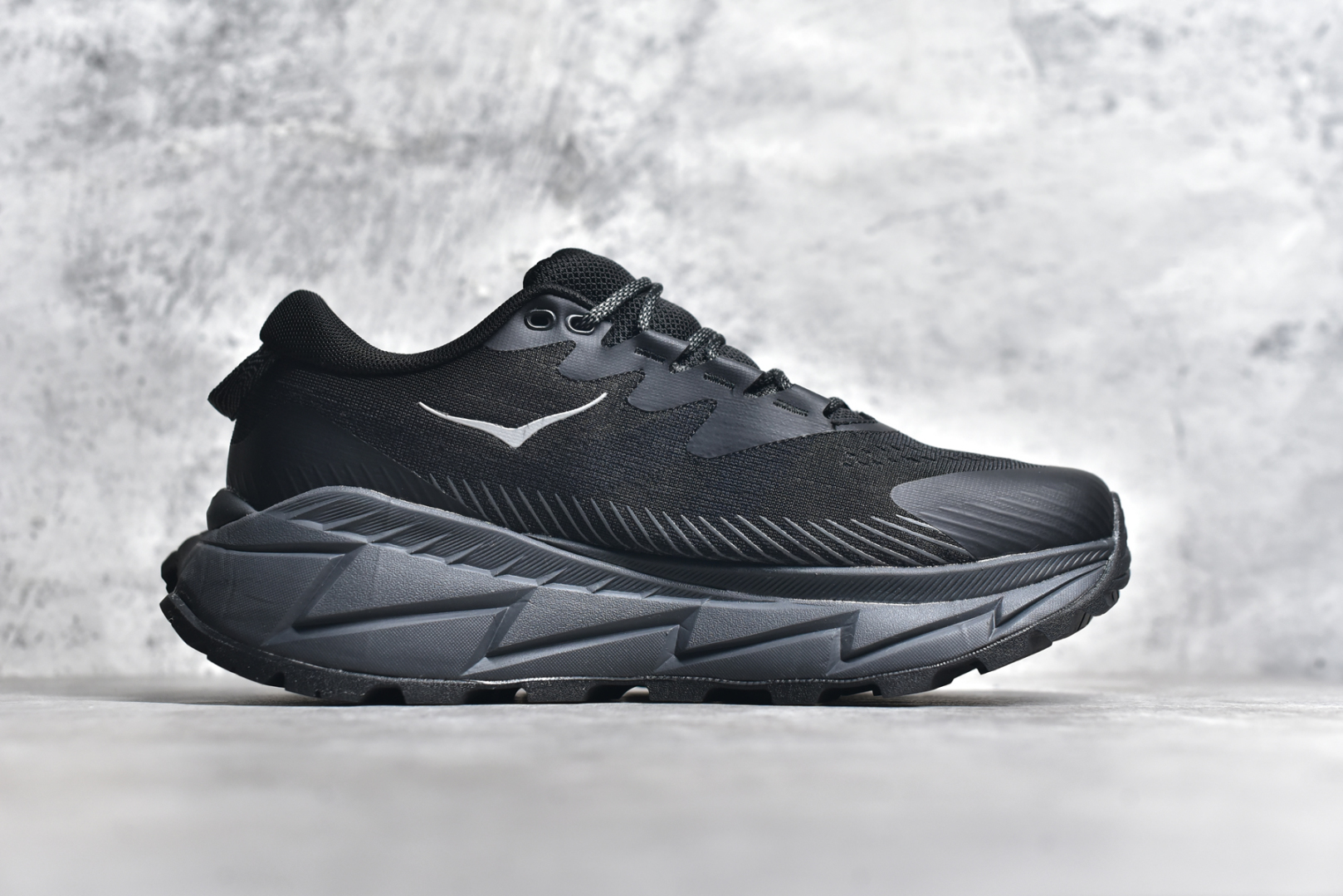 图片[3]-#HOKA SKYLINE-FLOAT X 为HOKA首双搭载PeBax推进板的户外登山鞋，为近期大受欢迎的快速登山趋势打造，可同时对应越野跑与快速登山需求。90%蓖麻油提炼制造的Pebax推进版，搭配以甘蔗材质提炼的双密度EVA中底，为登山者带来源源不绝的前进能量。后跟外侧加长的Swallowtail Heel燕尾设计，同时提供上坡有感推进力、下坡步态更顺畅转换的快速登山新体验，适合想尝试轻量化登山，追求快速登山，但希望同时保持支撑推进力的族群。SKYLINE-FLOAT X使用Vibram黄金大底XS Trek复合橡胶成分，兼具耐磨与抓地力，搭配全新设计的5mm大底鞋齿与鞋纹，让克服崎岖地形更轻松，落地更稳定。 尺码：36 36.5 37.5 38 38.5 39 40 40.5 41 42 42.5 43 44 44.5 45-选品中心
