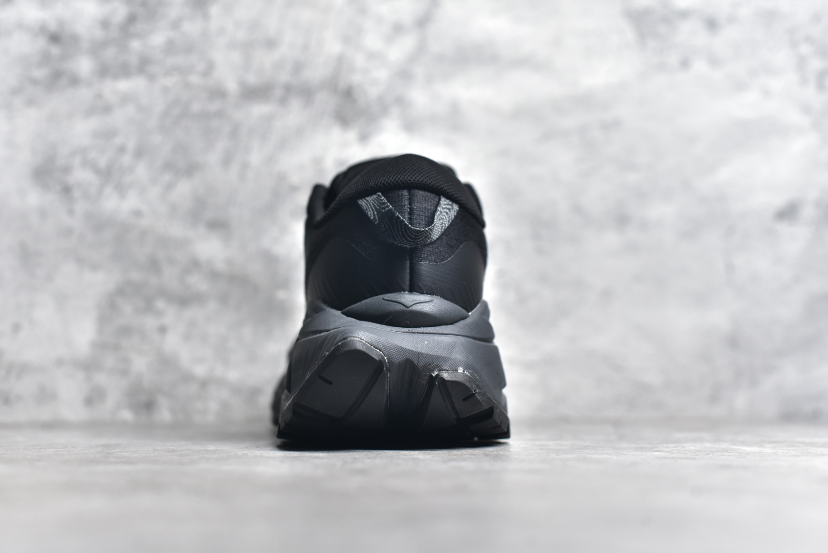 图片[5]-#HOKA SKYLINE-FLOAT X 为HOKA首双搭载PeBax推进板的户外登山鞋，为近期大受欢迎的快速登山趋势打造，可同时对应越野跑与快速登山需求。90%蓖麻油提炼制造的Pebax推进版，搭配以甘蔗材质提炼的双密度EVA中底，为登山者带来源源不绝的前进能量。后跟外侧加长的Swallowtail Heel燕尾设计，同时提供上坡有感推进力、下坡步态更顺畅转换的快速登山新体验，适合想尝试轻量化登山，追求快速登山，但希望同时保持支撑推进力的族群。SKYLINE-FLOAT X使用Vibram黄金大底XS Trek复合橡胶成分，兼具耐磨与抓地力，搭配全新设计的5mm大底鞋齿与鞋纹，让克服崎岖地形更轻松，落地更稳定。 尺码：36 36.5 37.5 38 38.5 39 40 40.5 41 42 42.5 43 44 44.5 45-选品中心