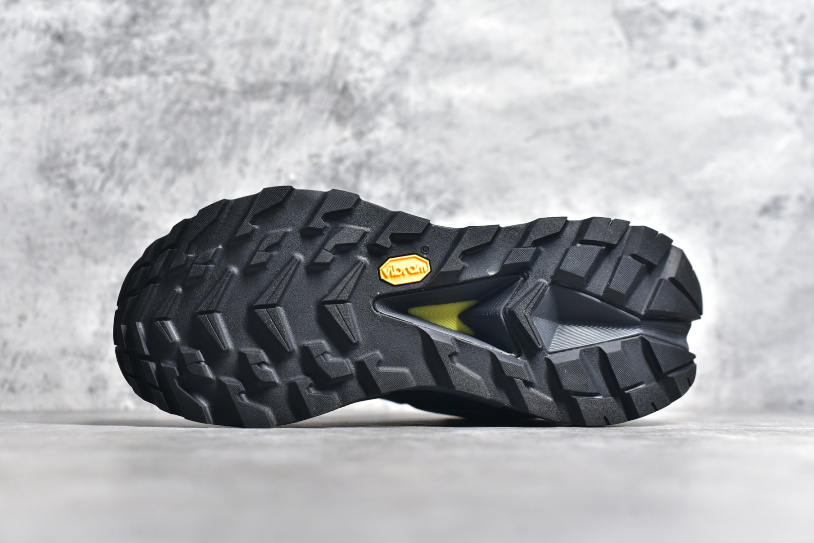图片[6]-#HOKA SKYLINE-FLOAT X 为HOKA首双搭载PeBax推进板的户外登山鞋，为近期大受欢迎的快速登山趋势打造，可同时对应越野跑与快速登山需求。90%蓖麻油提炼制造的Pebax推进版，搭配以甘蔗材质提炼的双密度EVA中底，为登山者带来源源不绝的前进能量。后跟外侧加长的Swallowtail Heel燕尾设计，同时提供上坡有感推进力、下坡步态更顺畅转换的快速登山新体验，适合想尝试轻量化登山，追求快速登山，但希望同时保持支撑推进力的族群。SKYLINE-FLOAT X使用Vibram黄金大底XS Trek复合橡胶成分，兼具耐磨与抓地力，搭配全新设计的5mm大底鞋齿与鞋纹，让克服崎岖地形更轻松，落地更稳定。 尺码：36 36.5 37.5 38 38.5 39 40 40.5 41 42 42.5 43 44 44.5 45-选品中心