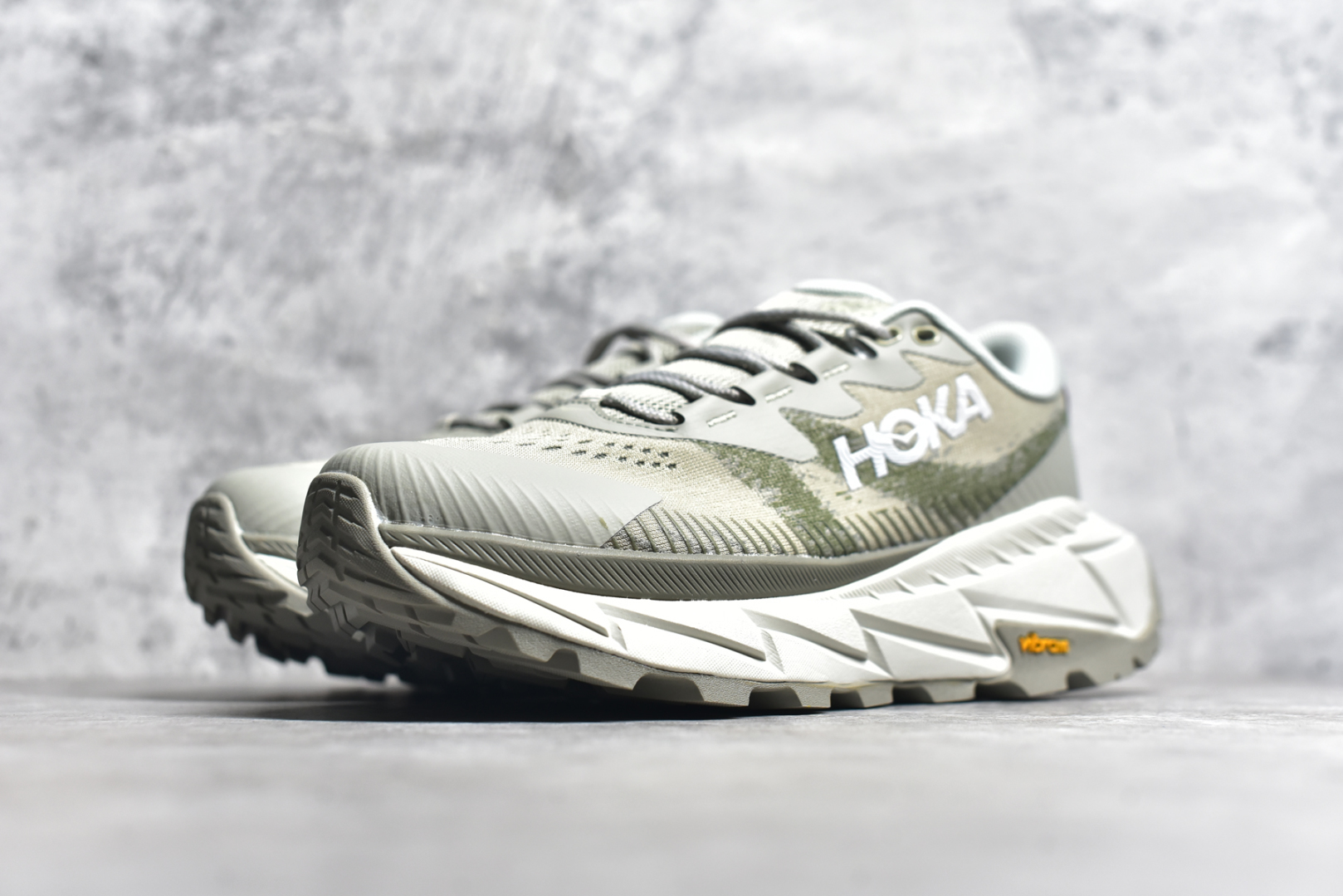 图片[2]-#HOKA SKYLINE-FLOAT X 为HOKA首双搭载PeBax推进板的户外登山鞋，为近期大受欢迎的快速登山趋势打造，可同时对应越野跑与快速登山需求。90%蓖麻油提炼制造的Pebax推进版，搭配以甘蔗材质提炼的双密度EVA中底，为登山者带来源源不绝的前进能量。后跟外侧加长的Swallowtail Heel燕尾设计，同时提供上坡有感推进力、下坡步态更顺畅转换的快速登山新体验，适合想尝试轻量化登山，追求快速登山，但希望同时保持支撑推进力的族群。SKYLINE-FLOAT X使用Vibram黄金大底XS Trek复合橡胶成分，兼具耐磨与抓地力，搭配全新设计的5mm大底鞋齿与鞋纹，让克服崎岖地形更轻松，落地更稳定。 尺码：36 36.5 37.5 38 38.5 39 40 40.5 41 42 42.5 43 44 44.5 45-选品中心