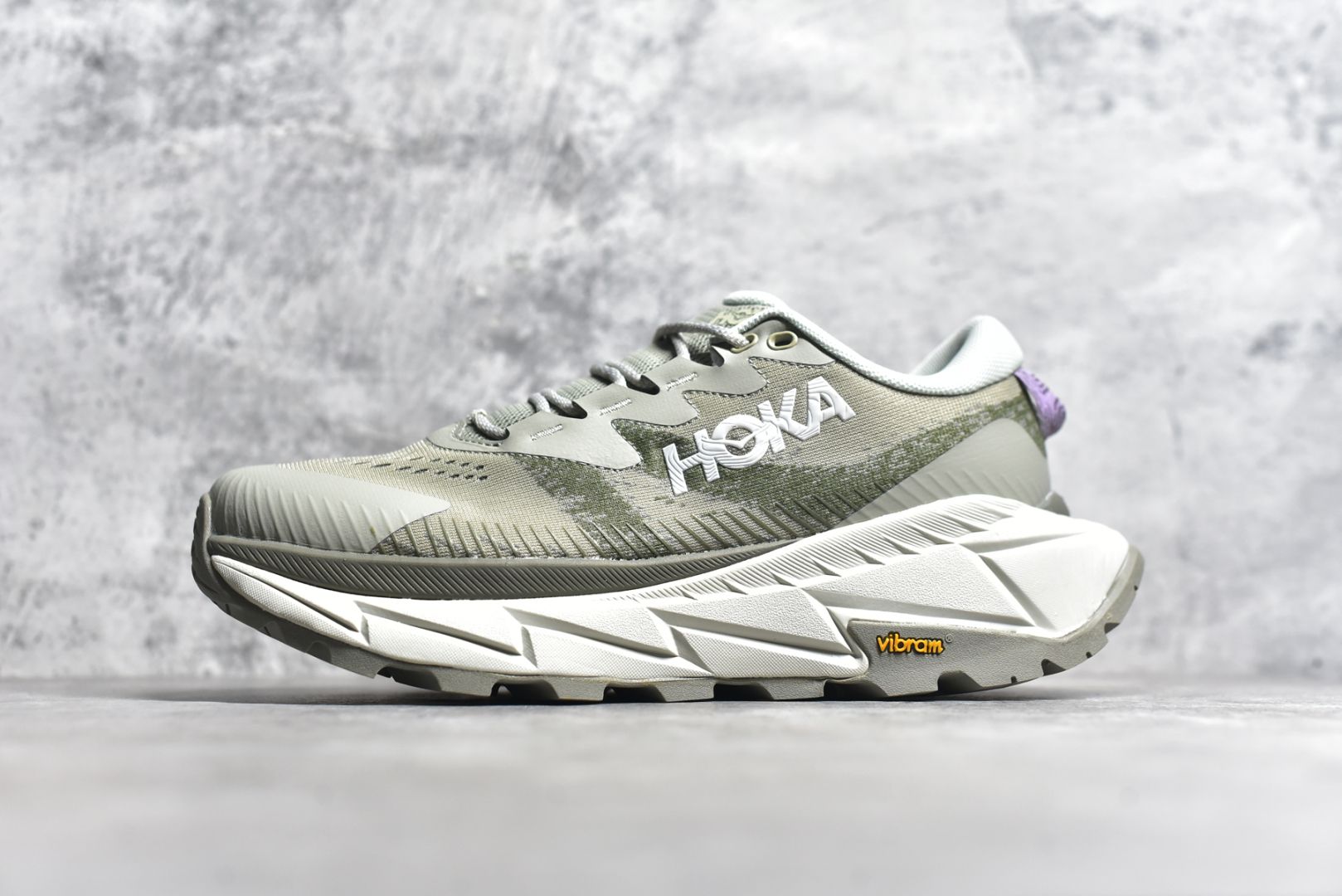 #HOKA SKYLINE-FLOAT X 为HOKA首双搭载PeBax推进板的户外登山鞋，为近期大受欢迎的快速登山趋势打造，可同时对应越野跑与快速登山需求。90%蓖麻油提炼制造的Pebax推进版，搭配以甘蔗材质提炼的双密度EVA中底，为登山者带来源源不绝的前进能量。后跟外侧加长的Swallowtail Heel燕尾设计，同时提供上坡有感推进力、下坡步态更顺畅转换的快速登山新体验，适合想尝试轻量化登山，追求快速登山，但希望同时保持支撑推进力的族群。SKYLINE-FLOAT X使用Vibram黄金大底XS Trek复合橡胶成分，兼具耐磨与抓地力，搭配全新设计的5mm大底鞋齿与鞋纹，让克服崎岖地形更轻松，落地更稳定。 尺码：36 36.5 37.5 38 38.5 39 40 40.5 41 42 42.5 43 44 44.5 45-选品中心