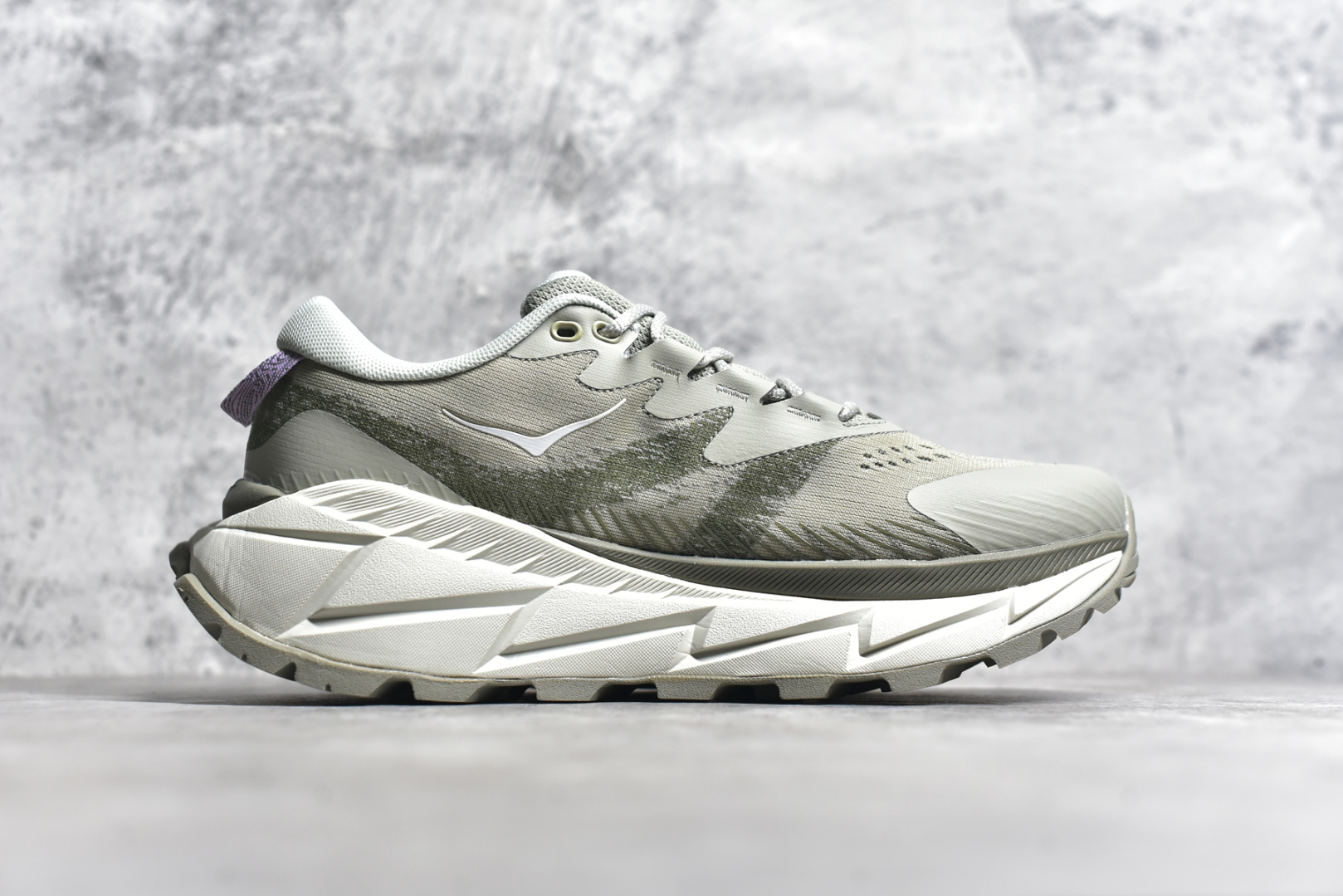 图片[3]-#HOKA SKYLINE-FLOAT X 为HOKA首双搭载PeBax推进板的户外登山鞋，为近期大受欢迎的快速登山趋势打造，可同时对应越野跑与快速登山需求。90%蓖麻油提炼制造的Pebax推进版，搭配以甘蔗材质提炼的双密度EVA中底，为登山者带来源源不绝的前进能量。后跟外侧加长的Swallowtail Heel燕尾设计，同时提供上坡有感推进力、下坡步态更顺畅转换的快速登山新体验，适合想尝试轻量化登山，追求快速登山，但希望同时保持支撑推进力的族群。SKYLINE-FLOAT X使用Vibram黄金大底XS Trek复合橡胶成分，兼具耐磨与抓地力，搭配全新设计的5mm大底鞋齿与鞋纹，让克服崎岖地形更轻松，落地更稳定。 尺码：36 36.5 37.5 38 38.5 39 40 40.5 41 42 42.5 43 44 44.5 45-选品中心