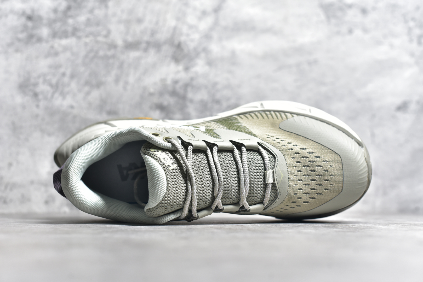 图片[4]-#HOKA SKYLINE-FLOAT X 为HOKA首双搭载PeBax推进板的户外登山鞋，为近期大受欢迎的快速登山趋势打造，可同时对应越野跑与快速登山需求。90%蓖麻油提炼制造的Pebax推进版，搭配以甘蔗材质提炼的双密度EVA中底，为登山者带来源源不绝的前进能量。后跟外侧加长的Swallowtail Heel燕尾设计，同时提供上坡有感推进力、下坡步态更顺畅转换的快速登山新体验，适合想尝试轻量化登山，追求快速登山，但希望同时保持支撑推进力的族群。SKYLINE-FLOAT X使用Vibram黄金大底XS Trek复合橡胶成分，兼具耐磨与抓地力，搭配全新设计的5mm大底鞋齿与鞋纹，让克服崎岖地形更轻松，落地更稳定。 尺码：36 36.5 37.5 38 38.5 39 40 40.5 41 42 42.5 43 44 44.5 45-选品中心