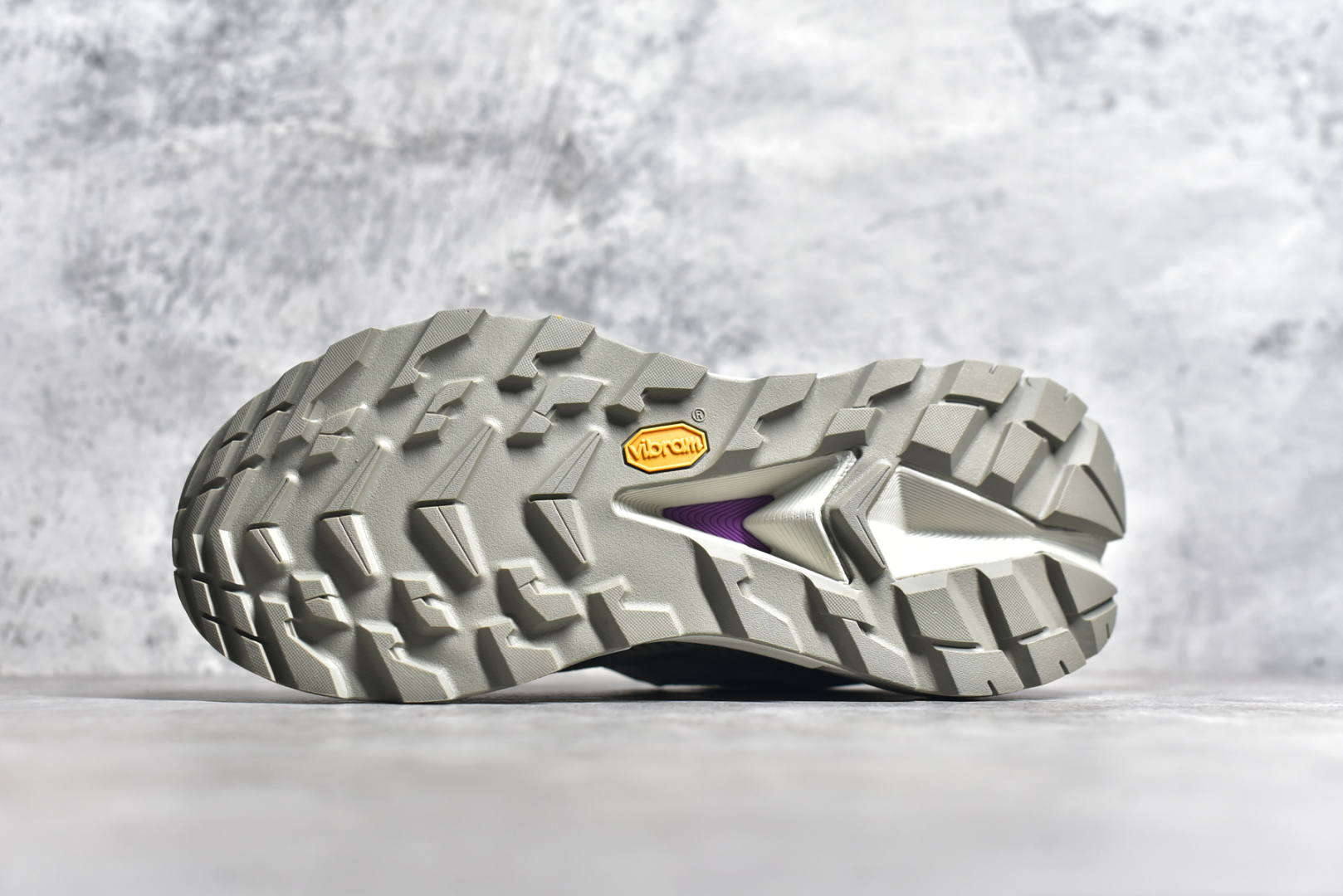 图片[6]-#HOKA SKYLINE-FLOAT X 为HOKA首双搭载PeBax推进板的户外登山鞋，为近期大受欢迎的快速登山趋势打造，可同时对应越野跑与快速登山需求。90%蓖麻油提炼制造的Pebax推进版，搭配以甘蔗材质提炼的双密度EVA中底，为登山者带来源源不绝的前进能量。后跟外侧加长的Swallowtail Heel燕尾设计，同时提供上坡有感推进力、下坡步态更顺畅转换的快速登山新体验，适合想尝试轻量化登山，追求快速登山，但希望同时保持支撑推进力的族群。SKYLINE-FLOAT X使用Vibram黄金大底XS Trek复合橡胶成分，兼具耐磨与抓地力，搭配全新设计的5mm大底鞋齿与鞋纹，让克服崎岖地形更轻松，落地更稳定。 尺码：36 36.5 37.5 38 38.5 39 40 40.5 41 42 42.5 43 44 44.5 45-选品中心