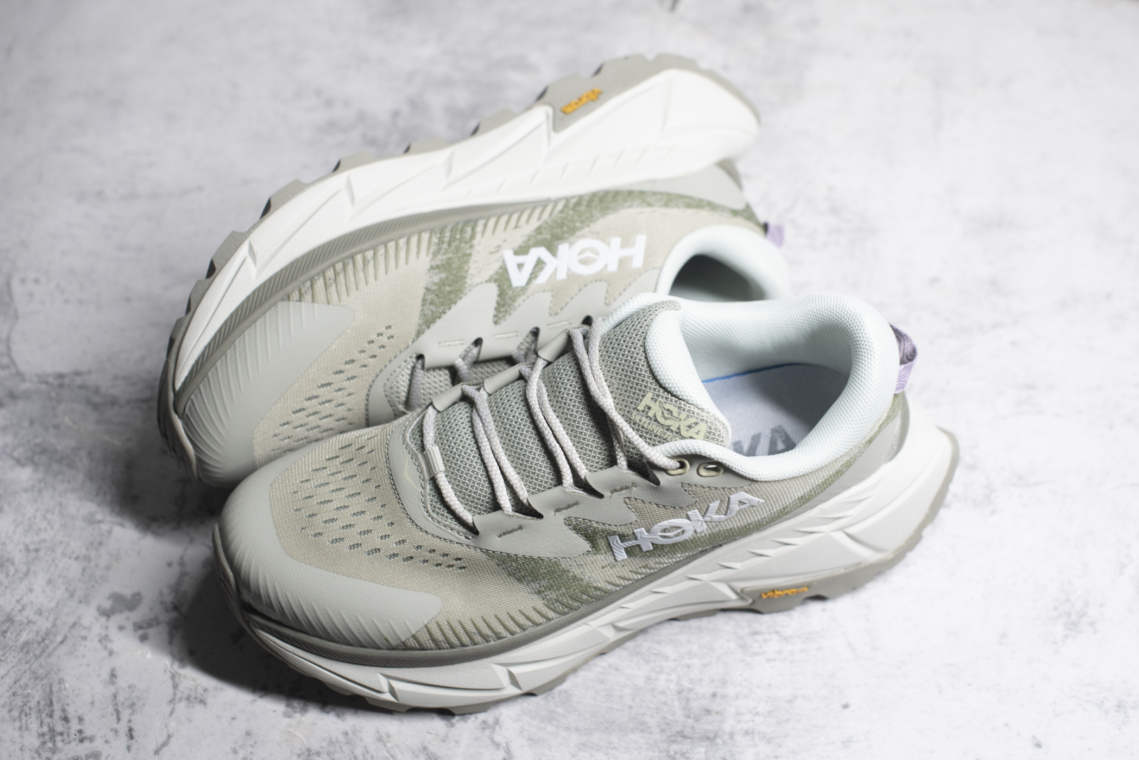 图片[7]-#HOKA SKYLINE-FLOAT X 为HOKA首双搭载PeBax推进板的户外登山鞋，为近期大受欢迎的快速登山趋势打造，可同时对应越野跑与快速登山需求。90%蓖麻油提炼制造的Pebax推进版，搭配以甘蔗材质提炼的双密度EVA中底，为登山者带来源源不绝的前进能量。后跟外侧加长的Swallowtail Heel燕尾设计，同时提供上坡有感推进力、下坡步态更顺畅转换的快速登山新体验，适合想尝试轻量化登山，追求快速登山，但希望同时保持支撑推进力的族群。SKYLINE-FLOAT X使用Vibram黄金大底XS Trek复合橡胶成分，兼具耐磨与抓地力，搭配全新设计的5mm大底鞋齿与鞋纹，让克服崎岖地形更轻松，落地更稳定。 尺码：36 36.5 37.5 38 38.5 39 40 40.5 41 42 42.5 43 44 44.5 45-选品中心