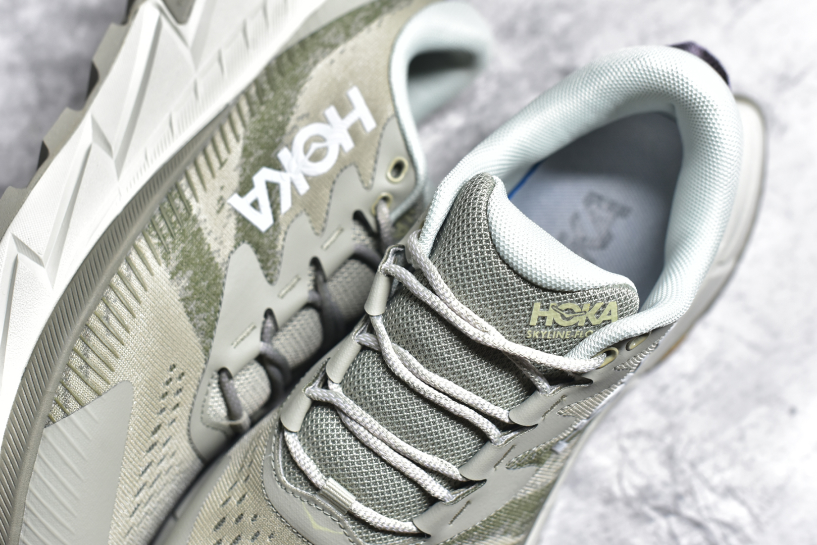 图片[9]-#HOKA SKYLINE-FLOAT X 为HOKA首双搭载PeBax推进板的户外登山鞋，为近期大受欢迎的快速登山趋势打造，可同时对应越野跑与快速登山需求。90%蓖麻油提炼制造的Pebax推进版，搭配以甘蔗材质提炼的双密度EVA中底，为登山者带来源源不绝的前进能量。后跟外侧加长的Swallowtail Heel燕尾设计，同时提供上坡有感推进力、下坡步态更顺畅转换的快速登山新体验，适合想尝试轻量化登山，追求快速登山，但希望同时保持支撑推进力的族群。SKYLINE-FLOAT X使用Vibram黄金大底XS Trek复合橡胶成分，兼具耐磨与抓地力，搭配全新设计的5mm大底鞋齿与鞋纹，让克服崎岖地形更轻松，落地更稳定。 尺码：36 36.5 37.5 38 38.5 39 40 40.5 41 42 42.5 43 44 44.5 45-选品中心
