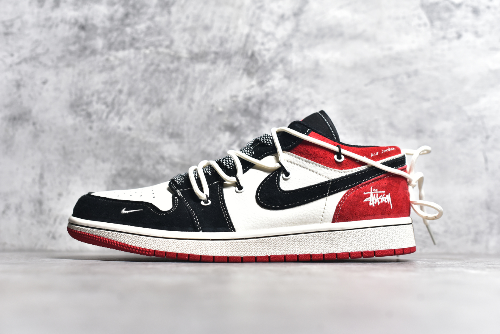 #Air Jordan 1 Low AJ1 乔1 斯图西联名-黑红抽绳 高端定制 低帮复古篮球鞋 SJ9950-048 #定制鞋盒 大厂纯原品质出货 超高清洁度 皮料切割干净无任何毛边 细节完美 尺码：36 36.5 37.5 38 38.5 39 40 40.5 41 42 42.5 43 44 44.5 45-选品中心