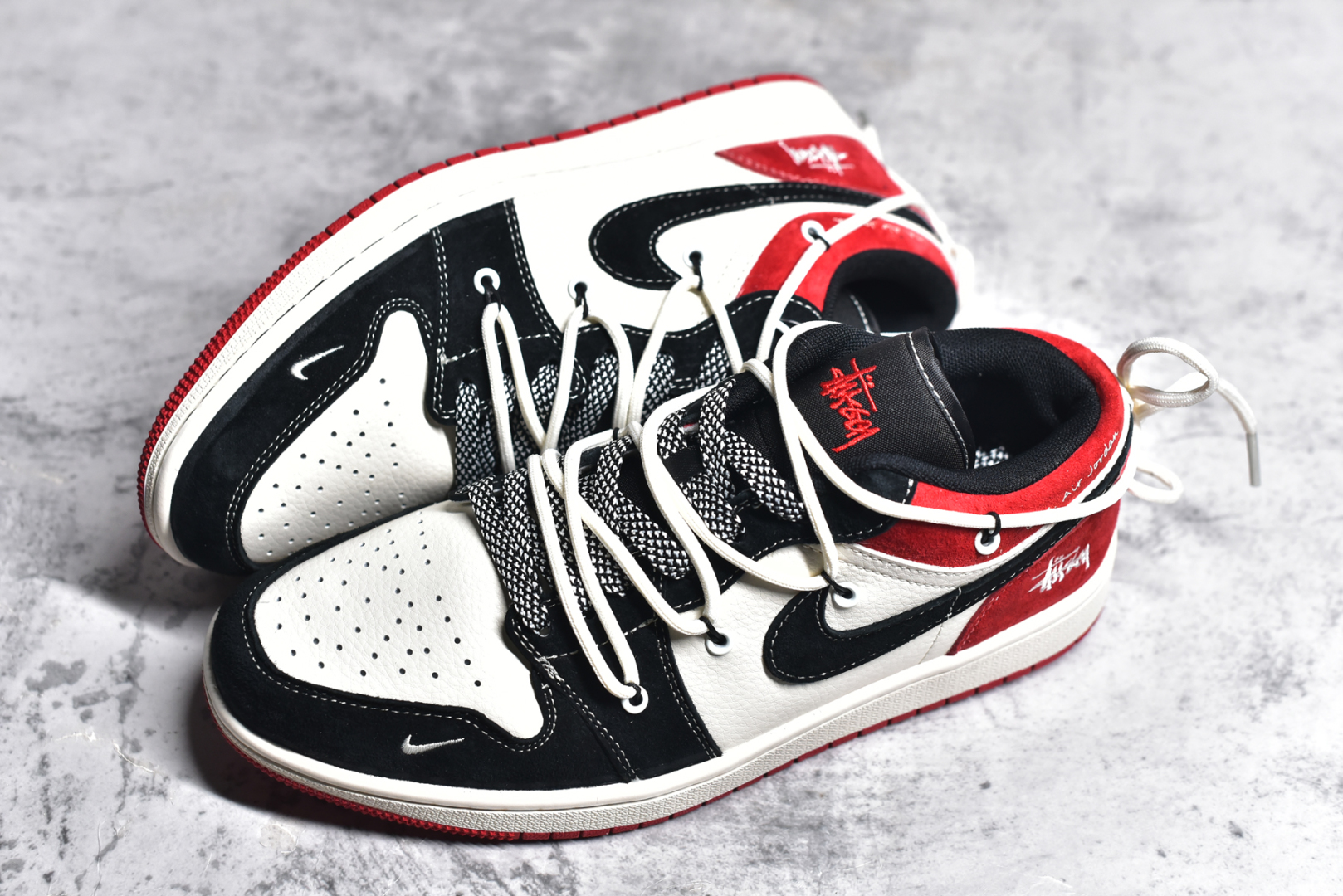 图片[7]-#Air Jordan 1 Low AJ1 乔1 斯图西联名-黑红抽绳 高端定制 低帮复古篮球鞋 SJ9950-048 #定制鞋盒 大厂纯原品质出货 超高清洁度 皮料切割干净无任何毛边 细节完美 尺码：36 36.5 37.5 38 38.5 39 40 40.5 41 42 42.5 43 44 44.5 45-选品中心