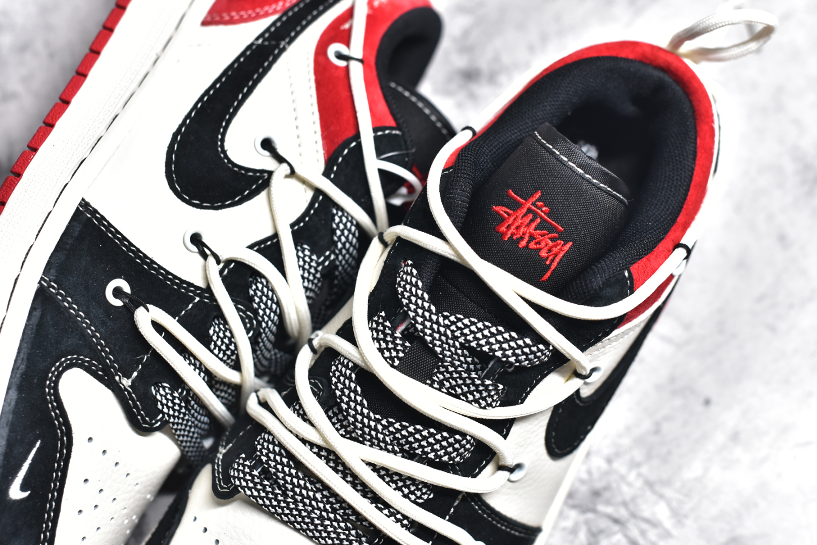 图片[9]-#Air Jordan 1 Low AJ1 乔1 斯图西联名-黑红抽绳 高端定制 低帮复古篮球鞋 SJ9950-048 #定制鞋盒 大厂纯原品质出货 超高清洁度 皮料切割干净无任何毛边 细节完美 尺码：36 36.5 37.5 38 38.5 39 40 40.5 41 42 42.5 43 44 44.5 45-选品中心