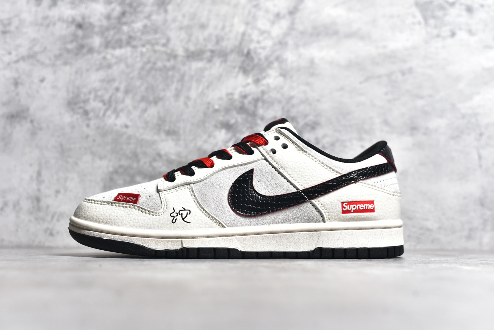 #NK SB Dunk Low 蛇年系列-黑蛇皮黑勾 周年高端定制 低帮休闲板鞋 DM6868-012 #定制鞋盒 大厂纯原品质出货 超高清洁度 皮料切割干净无任何毛边 细节完美 尺码：36 36.5 37.5 38 38.5 39 40 40.5 41 42 42.5 43 44 44.5 45-选品中心
