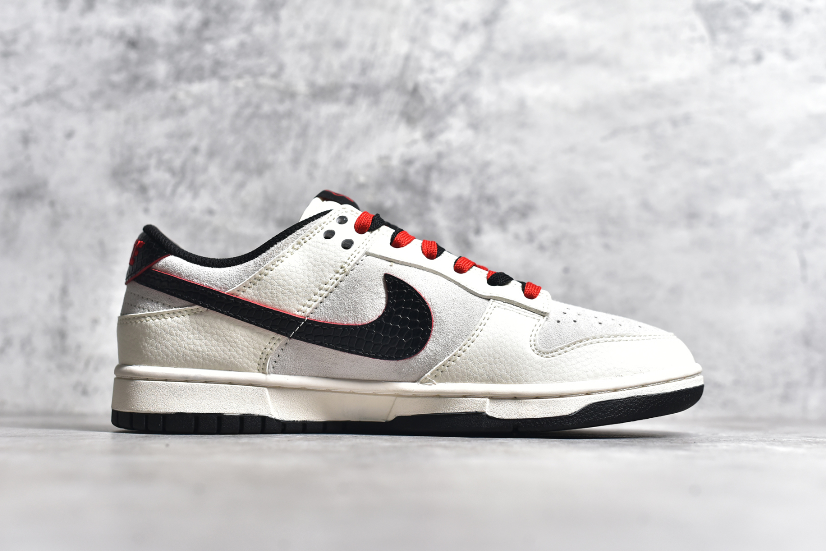 图片[3]-#NK SB Dunk Low 蛇年系列-黑蛇皮黑勾 周年高端定制 低帮休闲板鞋 DM6868-012 #定制鞋盒 大厂纯原品质出货 超高清洁度 皮料切割干净无任何毛边 细节完美 尺码：36 36.5 37.5 38 38.5 39 40 40.5 41 42 42.5 43 44 44.5 45-选品中心