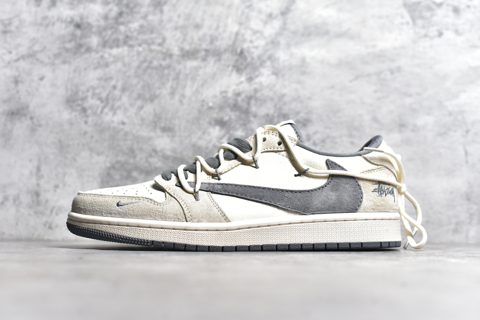 #Travis Scott x Fragment Design x Air Jordan 1 Low OG SP AJ1 斯图西联名-灰勾抽绳 低帮文化休闲板鞋 DM9288-004 #多方联名合作融合了Travis Scott 独特的音乐风格，藤原浩个性的设计风格以及Jordan品牌的经典元素 使其成为一双具有独特身份和价值的鞋子 清新而立体的外观加上联名标识更突出了其独特身份 这种配色方案显示出活力和时尚感 在视觉上引人注目 鞋身的质感和细腻的细节处理使其显得高端而格调十足 这款“倒钩”联名是设计与创意完美结合 融合多方的个性风格是一款备受瞩目的潮流鞋款 尺码：36 36.5 37.5 38 38.5 39 40 40.5 41 42 42.5 43 44 44.5 45-选品中心
