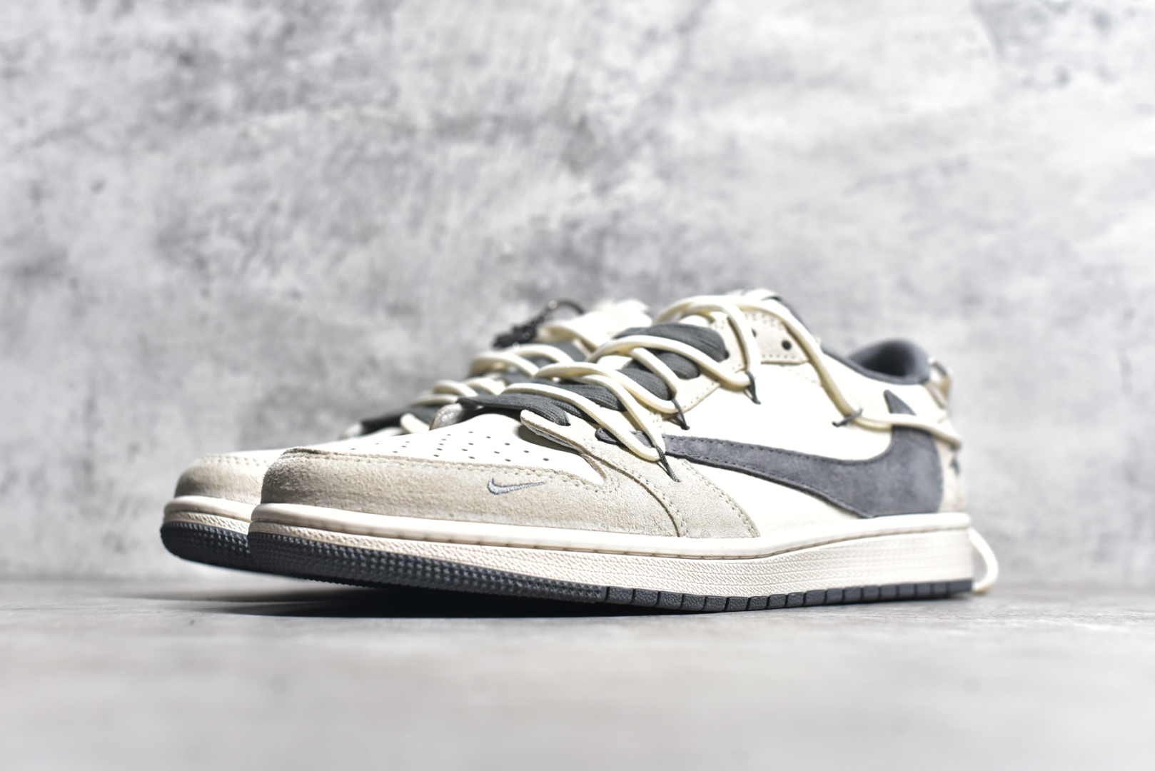 图片[2]-#Travis Scott x Fragment Design x Air Jordan 1 Low OG SP AJ1 斯图西联名-灰勾抽绳 低帮文化休闲板鞋 DM9288-004 #多方联名合作融合了Travis Scott 独特的音乐风格，藤原浩个性的设计风格以及Jordan品牌的经典元素 使其成为一双具有独特身份和价值的鞋子 清新而立体的外观加上联名标识更突出了其独特身份 这种配色方案显示出活力和时尚感 在视觉上引人注目 鞋身的质感和细腻的细节处理使其显得高端而格调十足 这款“倒钩”联名是设计与创意完美结合 融合多方的个性风格是一款备受瞩目的潮流鞋款 尺码：36 36.5 37.5 38 38.5 39 40 40.5 41 42 42.5 43 44 44.5 45-选品中心