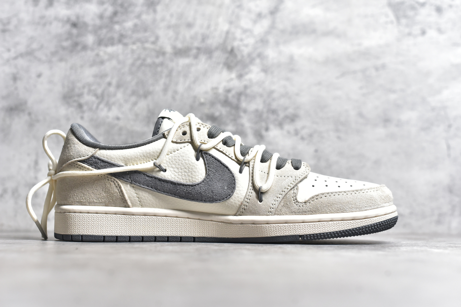 图片[3]-#Travis Scott x Fragment Design x Air Jordan 1 Low OG SP AJ1 斯图西联名-灰勾抽绳 低帮文化休闲板鞋 DM9288-004 #多方联名合作融合了Travis Scott 独特的音乐风格，藤原浩个性的设计风格以及Jordan品牌的经典元素 使其成为一双具有独特身份和价值的鞋子 清新而立体的外观加上联名标识更突出了其独特身份 这种配色方案显示出活力和时尚感 在视觉上引人注目 鞋身的质感和细腻的细节处理使其显得高端而格调十足 这款“倒钩”联名是设计与创意完美结合 融合多方的个性风格是一款备受瞩目的潮流鞋款 尺码：36 36.5 37.5 38 38.5 39 40 40.5 41 42 42.5 43 44 44.5 45-选品中心