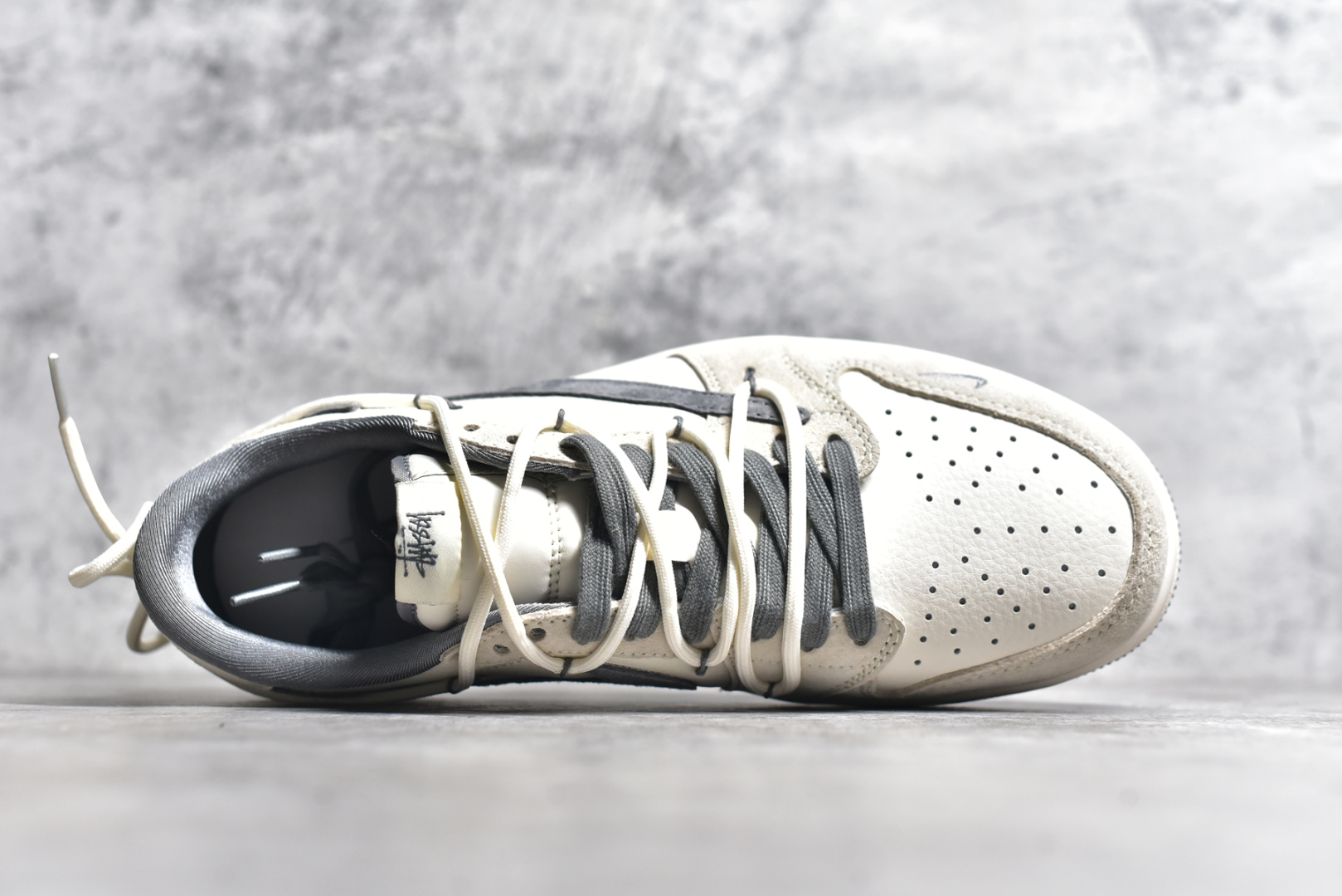 图片[4]-#Travis Scott x Fragment Design x Air Jordan 1 Low OG SP AJ1 斯图西联名-灰勾抽绳 低帮文化休闲板鞋 DM9288-004 #多方联名合作融合了Travis Scott 独特的音乐风格，藤原浩个性的设计风格以及Jordan品牌的经典元素 使其成为一双具有独特身份和价值的鞋子 清新而立体的外观加上联名标识更突出了其独特身份 这种配色方案显示出活力和时尚感 在视觉上引人注目 鞋身的质感和细腻的细节处理使其显得高端而格调十足 这款“倒钩”联名是设计与创意完美结合 融合多方的个性风格是一款备受瞩目的潮流鞋款 尺码：36 36.5 37.5 38 38.5 39 40 40.5 41 42 42.5 43 44 44.5 45-选品中心