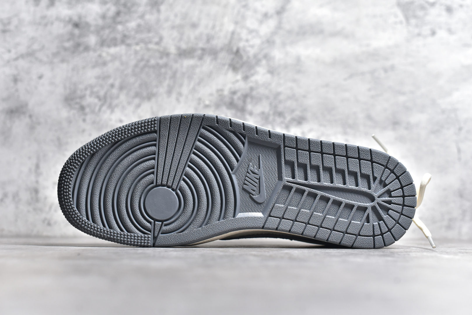 图片[6]-#Travis Scott x Fragment Design x Air Jordan 1 Low OG SP AJ1 斯图西联名-灰勾抽绳 低帮文化休闲板鞋 DM9288-004 #多方联名合作融合了Travis Scott 独特的音乐风格，藤原浩个性的设计风格以及Jordan品牌的经典元素 使其成为一双具有独特身份和价值的鞋子 清新而立体的外观加上联名标识更突出了其独特身份 这种配色方案显示出活力和时尚感 在视觉上引人注目 鞋身的质感和细腻的细节处理使其显得高端而格调十足 这款“倒钩”联名是设计与创意完美结合 融合多方的个性风格是一款备受瞩目的潮流鞋款 尺码：36 36.5 37.5 38 38.5 39 40 40.5 41 42 42.5 43 44 44.5 45-选品中心
