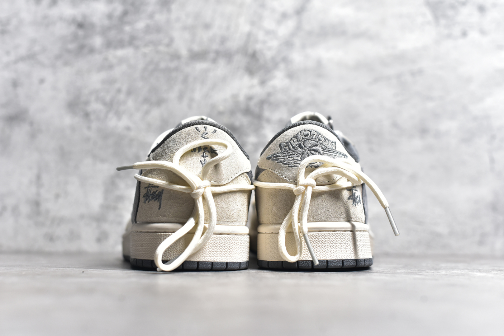 图片[5]-#Travis Scott x Fragment Design x Air Jordan 1 Low OG SP AJ1 斯图西联名-灰勾抽绳 低帮文化休闲板鞋 DM9288-004 #多方联名合作融合了Travis Scott 独特的音乐风格，藤原浩个性的设计风格以及Jordan品牌的经典元素 使其成为一双具有独特身份和价值的鞋子 清新而立体的外观加上联名标识更突出了其独特身份 这种配色方案显示出活力和时尚感 在视觉上引人注目 鞋身的质感和细腻的细节处理使其显得高端而格调十足 这款“倒钩”联名是设计与创意完美结合 融合多方的个性风格是一款备受瞩目的潮流鞋款 尺码：36 36.5 37.5 38 38.5 39 40 40.5 41 42 42.5 43 44 44.5 45-选品中心