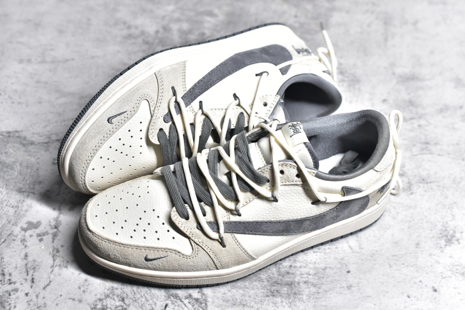 图片[7]-#Travis Scott x Fragment Design x Air Jordan 1 Low OG SP AJ1 斯图西联名-灰勾抽绳 低帮文化休闲板鞋 DM9288-004 #多方联名合作融合了Travis Scott 独特的音乐风格，藤原浩个性的设计风格以及Jordan品牌的经典元素 使其成为一双具有独特身份和价值的鞋子 清新而立体的外观加上联名标识更突出了其独特身份 这种配色方案显示出活力和时尚感 在视觉上引人注目 鞋身的质感和细腻的细节处理使其显得高端而格调十足 这款“倒钩”联名是设计与创意完美结合 融合多方的个性风格是一款备受瞩目的潮流鞋款 尺码：36 36.5 37.5 38 38.5 39 40 40.5 41 42 42.5 43 44 44.5 45-选品中心