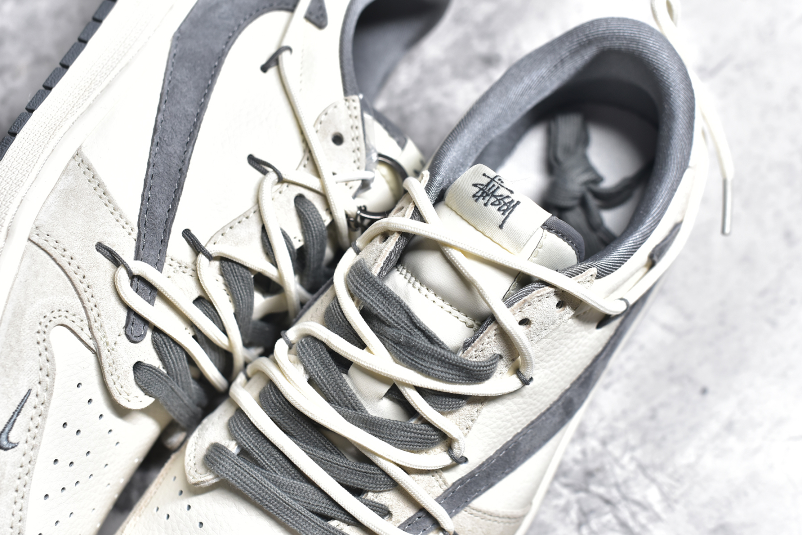 图片[9]-#Travis Scott x Fragment Design x Air Jordan 1 Low OG SP AJ1 斯图西联名-灰勾抽绳 低帮文化休闲板鞋 DM9288-004 #多方联名合作融合了Travis Scott 独特的音乐风格，藤原浩个性的设计风格以及Jordan品牌的经典元素 使其成为一双具有独特身份和价值的鞋子 清新而立体的外观加上联名标识更突出了其独特身份 这种配色方案显示出活力和时尚感 在视觉上引人注目 鞋身的质感和细腻的细节处理使其显得高端而格调十足 这款“倒钩”联名是设计与创意完美结合 融合多方的个性风格是一款备受瞩目的潮流鞋款 尺码：36 36.5 37.5 38 38.5 39 40 40.5 41 42 42.5 43 44 44.5 45-选品中心