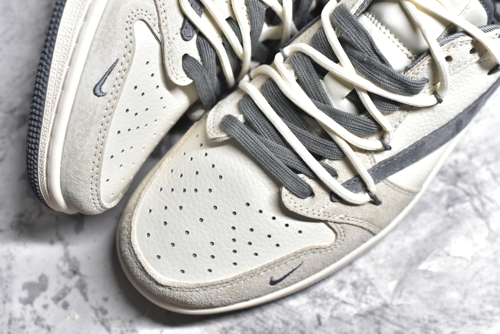 图片[8]-#Travis Scott x Fragment Design x Air Jordan 1 Low OG SP AJ1 斯图西联名-灰勾抽绳 低帮文化休闲板鞋 DM9288-004 #多方联名合作融合了Travis Scott 独特的音乐风格，藤原浩个性的设计风格以及Jordan品牌的经典元素 使其成为一双具有独特身份和价值的鞋子 清新而立体的外观加上联名标识更突出了其独特身份 这种配色方案显示出活力和时尚感 在视觉上引人注目 鞋身的质感和细腻的细节处理使其显得高端而格调十足 这款“倒钩”联名是设计与创意完美结合 融合多方的个性风格是一款备受瞩目的潮流鞋款 尺码：36 36.5 37.5 38 38.5 39 40 40.5 41 42 42.5 43 44 44.5 45-选品中心