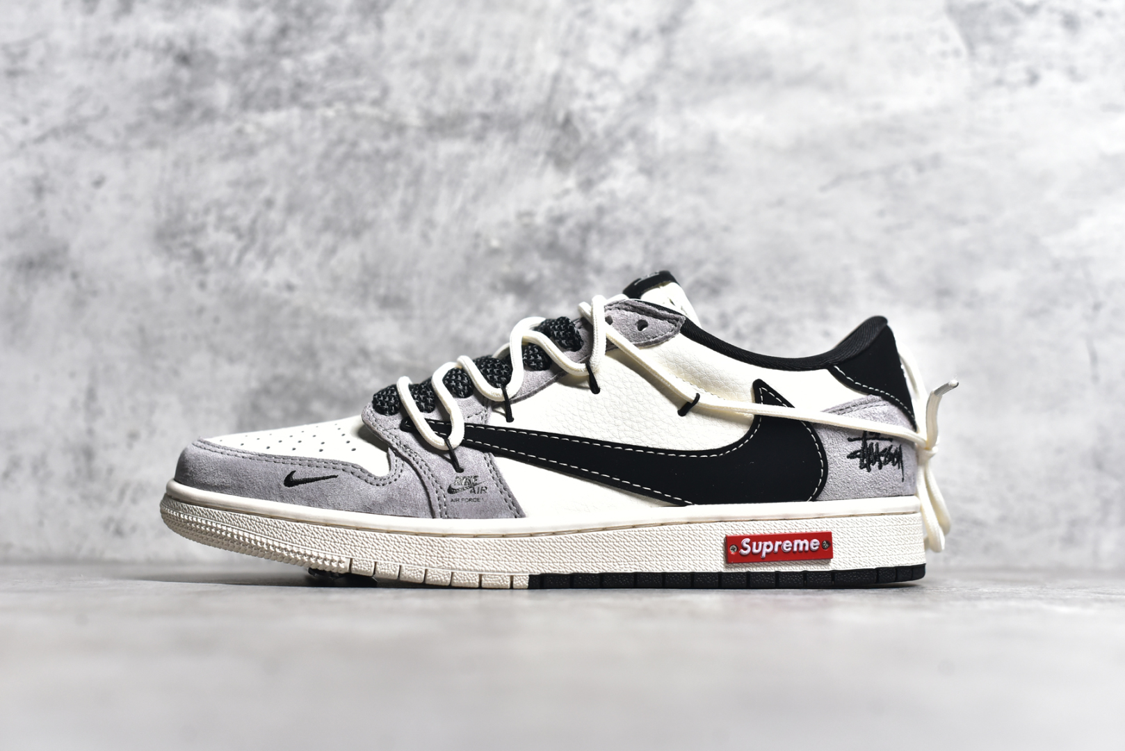 #Travis Scott x Fragment Design x Air Jordan 1 Low OG SP AJ1 斯图西联名-黑勾双拼抽绳 低帮文化休闲板鞋 SJ0086-139 #多方联名合作融合了Travis Scott 独特的音乐风格，藤原浩个性的设计风格以及Jordan品牌的经典元素 使其成为一双具有独特身份和价值的鞋子 清新而立体的外观加上联名标识更突出了其独特身份 这种配色方案显示出活力和时尚感 在视觉上引人注目 鞋身的质感和细腻的细节处理使其显得高端而格调十足 这款“倒钩”联名是设计与创意完美结合 融合多方的个性风格是一款备受瞩目的潮流鞋款 尺码：36 36.5 37.5 38 38.5 39 40 40.5 41 42 42.5 43 44 44.5 45-选品中心