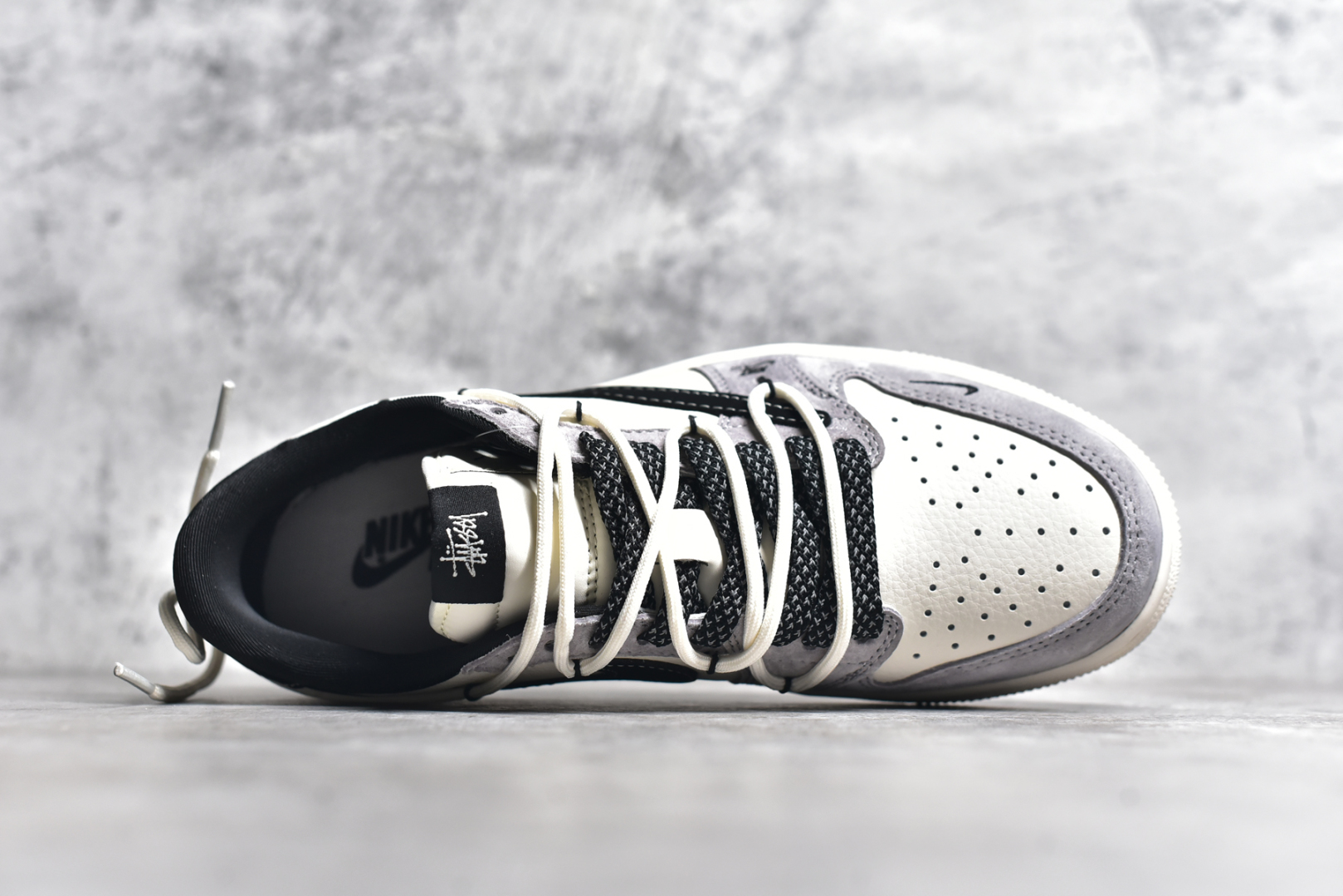 图片[4]-#Travis Scott x Fragment Design x Air Jordan 1 Low OG SP AJ1 斯图西联名-黑勾双拼抽绳 低帮文化休闲板鞋 SJ0086-139 #多方联名合作融合了Travis Scott 独特的音乐风格，藤原浩个性的设计风格以及Jordan品牌的经典元素 使其成为一双具有独特身份和价值的鞋子 清新而立体的外观加上联名标识更突出了其独特身份 这种配色方案显示出活力和时尚感 在视觉上引人注目 鞋身的质感和细腻的细节处理使其显得高端而格调十足 这款“倒钩”联名是设计与创意完美结合 融合多方的个性风格是一款备受瞩目的潮流鞋款 尺码：36 36.5 37.5 38 38.5 39 40 40.5 41 42 42.5 43 44 44.5 45-选品中心