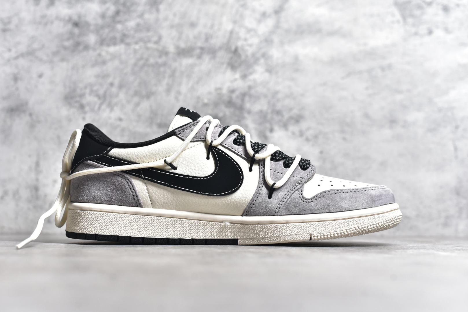 图片[3]-#Travis Scott x Fragment Design x Air Jordan 1 Low OG SP AJ1 斯图西联名-黑勾双拼抽绳 低帮文化休闲板鞋 SJ0086-139 #多方联名合作融合了Travis Scott 独特的音乐风格，藤原浩个性的设计风格以及Jordan品牌的经典元素 使其成为一双具有独特身份和价值的鞋子 清新而立体的外观加上联名标识更突出了其独特身份 这种配色方案显示出活力和时尚感 在视觉上引人注目 鞋身的质感和细腻的细节处理使其显得高端而格调十足 这款“倒钩”联名是设计与创意完美结合 融合多方的个性风格是一款备受瞩目的潮流鞋款 尺码：36 36.5 37.5 38 38.5 39 40 40.5 41 42 42.5 43 44 44.5 45-选品中心
