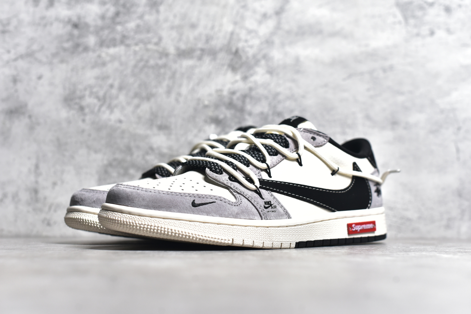 图片[2]-#Travis Scott x Fragment Design x Air Jordan 1 Low OG SP AJ1 斯图西联名-黑勾双拼抽绳 低帮文化休闲板鞋 SJ0086-139 #多方联名合作融合了Travis Scott 独特的音乐风格，藤原浩个性的设计风格以及Jordan品牌的经典元素 使其成为一双具有独特身份和价值的鞋子 清新而立体的外观加上联名标识更突出了其独特身份 这种配色方案显示出活力和时尚感 在视觉上引人注目 鞋身的质感和细腻的细节处理使其显得高端而格调十足 这款“倒钩”联名是设计与创意完美结合 融合多方的个性风格是一款备受瞩目的潮流鞋款 尺码：36 36.5 37.5 38 38.5 39 40 40.5 41 42 42.5 43 44 44.5 45-选品中心