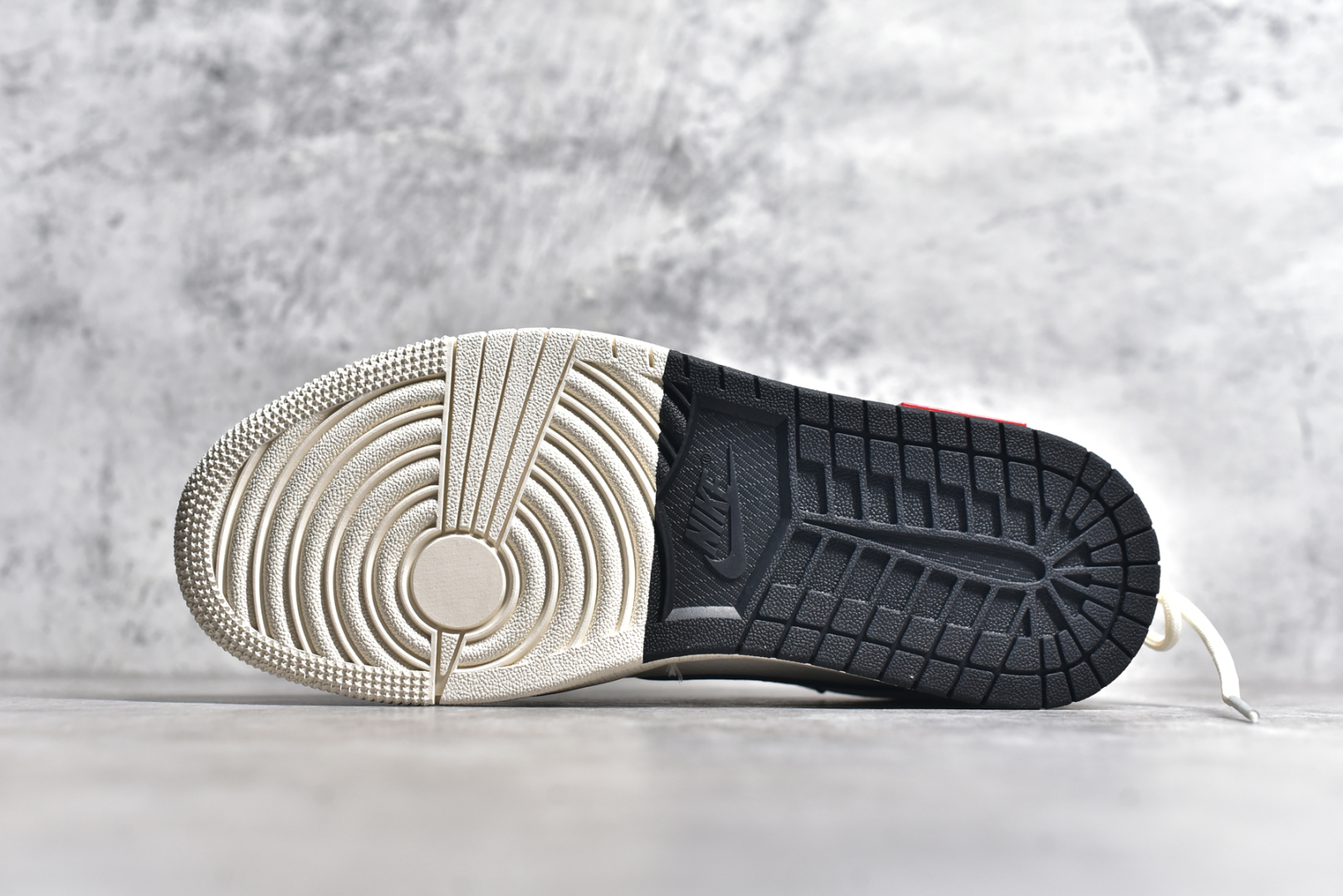 图片[6]-#Travis Scott x Fragment Design x Air Jordan 1 Low OG SP AJ1 斯图西联名-黑勾双拼抽绳 低帮文化休闲板鞋 SJ0086-139 #多方联名合作融合了Travis Scott 独特的音乐风格，藤原浩个性的设计风格以及Jordan品牌的经典元素 使其成为一双具有独特身份和价值的鞋子 清新而立体的外观加上联名标识更突出了其独特身份 这种配色方案显示出活力和时尚感 在视觉上引人注目 鞋身的质感和细腻的细节处理使其显得高端而格调十足 这款“倒钩”联名是设计与创意完美结合 融合多方的个性风格是一款备受瞩目的潮流鞋款 尺码：36 36.5 37.5 38 38.5 39 40 40.5 41 42 42.5 43 44 44.5 45-选品中心