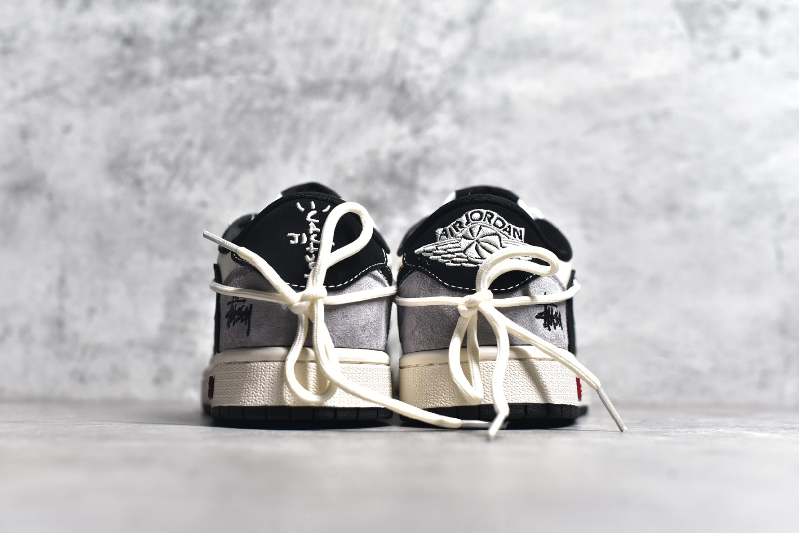 图片[5]-#Travis Scott x Fragment Design x Air Jordan 1 Low OG SP AJ1 斯图西联名-黑勾双拼抽绳 低帮文化休闲板鞋 SJ0086-139 #多方联名合作融合了Travis Scott 独特的音乐风格，藤原浩个性的设计风格以及Jordan品牌的经典元素 使其成为一双具有独特身份和价值的鞋子 清新而立体的外观加上联名标识更突出了其独特身份 这种配色方案显示出活力和时尚感 在视觉上引人注目 鞋身的质感和细腻的细节处理使其显得高端而格调十足 这款“倒钩”联名是设计与创意完美结合 融合多方的个性风格是一款备受瞩目的潮流鞋款 尺码：36 36.5 37.5 38 38.5 39 40 40.5 41 42 42.5 43 44 44.5 45-选品中心