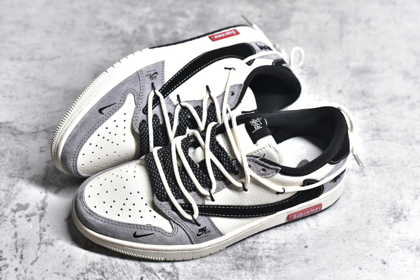 图片[7]-#Travis Scott x Fragment Design x Air Jordan 1 Low OG SP AJ1 斯图西联名-黑勾双拼抽绳 低帮文化休闲板鞋 SJ0086-139 #多方联名合作融合了Travis Scott 独特的音乐风格，藤原浩个性的设计风格以及Jordan品牌的经典元素 使其成为一双具有独特身份和价值的鞋子 清新而立体的外观加上联名标识更突出了其独特身份 这种配色方案显示出活力和时尚感 在视觉上引人注目 鞋身的质感和细腻的细节处理使其显得高端而格调十足 这款“倒钩”联名是设计与创意完美结合 融合多方的个性风格是一款备受瞩目的潮流鞋款 尺码：36 36.5 37.5 38 38.5 39 40 40.5 41 42 42.5 43 44 44.5 45-选品中心