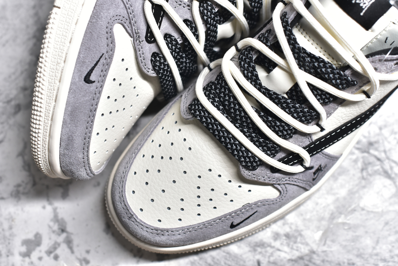 图片[8]-#Travis Scott x Fragment Design x Air Jordan 1 Low OG SP AJ1 斯图西联名-黑勾双拼抽绳 低帮文化休闲板鞋 SJ0086-139 #多方联名合作融合了Travis Scott 独特的音乐风格，藤原浩个性的设计风格以及Jordan品牌的经典元素 使其成为一双具有独特身份和价值的鞋子 清新而立体的外观加上联名标识更突出了其独特身份 这种配色方案显示出活力和时尚感 在视觉上引人注目 鞋身的质感和细腻的细节处理使其显得高端而格调十足 这款“倒钩”联名是设计与创意完美结合 融合多方的个性风格是一款备受瞩目的潮流鞋款 尺码：36 36.5 37.5 38 38.5 39 40 40.5 41 42 42.5 43 44 44.5 45-选品中心