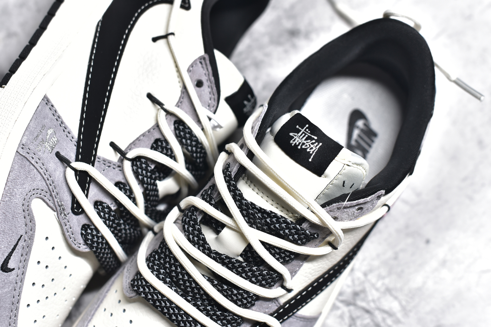 图片[9]-#Travis Scott x Fragment Design x Air Jordan 1 Low OG SP AJ1 斯图西联名-黑勾双拼抽绳 低帮文化休闲板鞋 SJ0086-139 #多方联名合作融合了Travis Scott 独特的音乐风格，藤原浩个性的设计风格以及Jordan品牌的经典元素 使其成为一双具有独特身份和价值的鞋子 清新而立体的外观加上联名标识更突出了其独特身份 这种配色方案显示出活力和时尚感 在视觉上引人注目 鞋身的质感和细腻的细节处理使其显得高端而格调十足 这款“倒钩”联名是设计与创意完美结合 融合多方的个性风格是一款备受瞩目的潮流鞋款 尺码：36 36.5 37.5 38 38.5 39 40 40.5 41 42 42.5 43 44 44.5 45-选品中心
