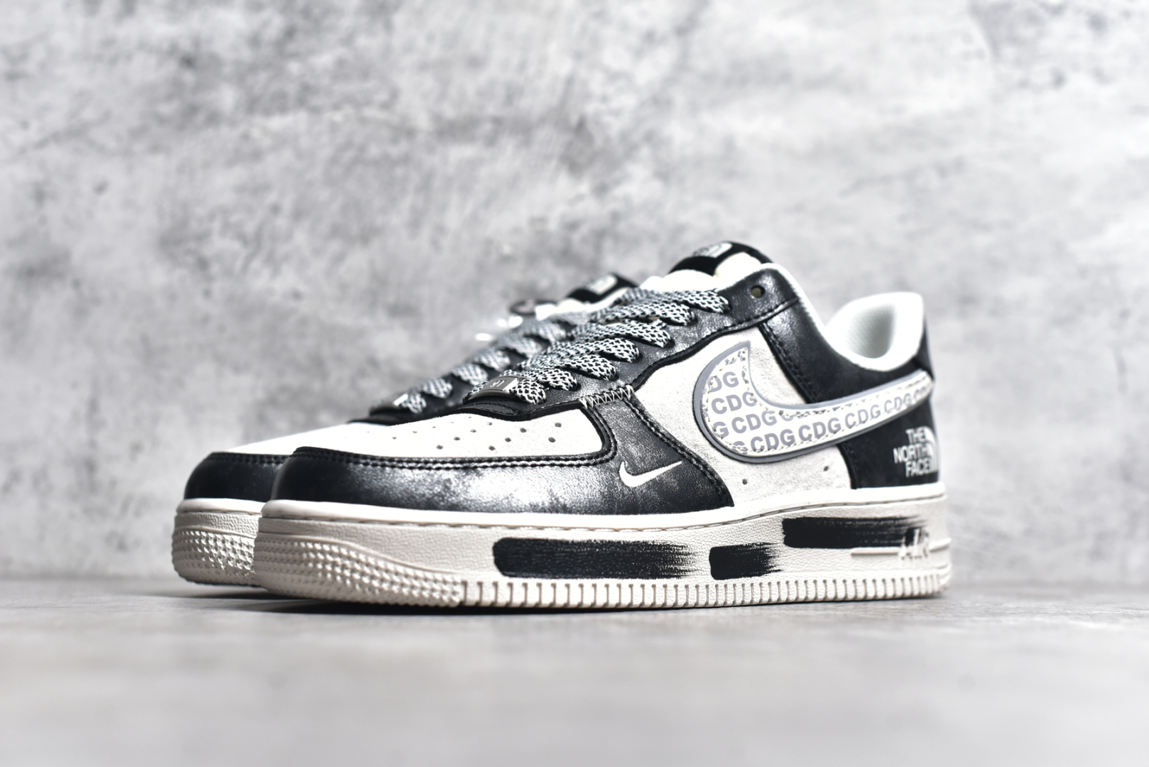 图片[2]-#NK Air Force 1\’07 Low 北面联名-漆皮涂鸦 空军一号 低帮休闲板鞋 DM6688-008 #原楦头原纸板 原装鞋盒 定制五金配件 内置全掌气垫 原厂鞋底 尺码：36 36.5 37.5 38 38.5 39 40 40.5 41 42 42.5 43 44 44.5 45-选品中心