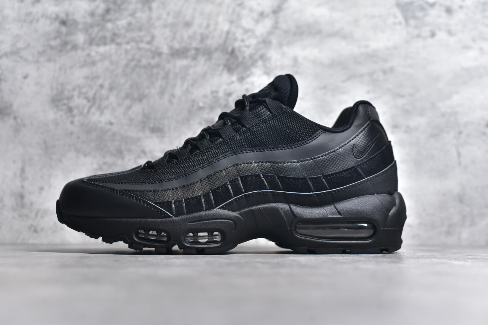 #独家纯原 渠道原装 市场最强NK Air Max 95 复古减震气垫跑鞋 纯黑黑武士 CI3705-001 经典重温 外单专供 终端操作 鞋款设计灵感源于人体构造 中底设计基于人体的脊柱构造 尺码：40 40.5 41 42 42.5 43 44 44.5 45 45.5 46 47.5 48.5-选品中心