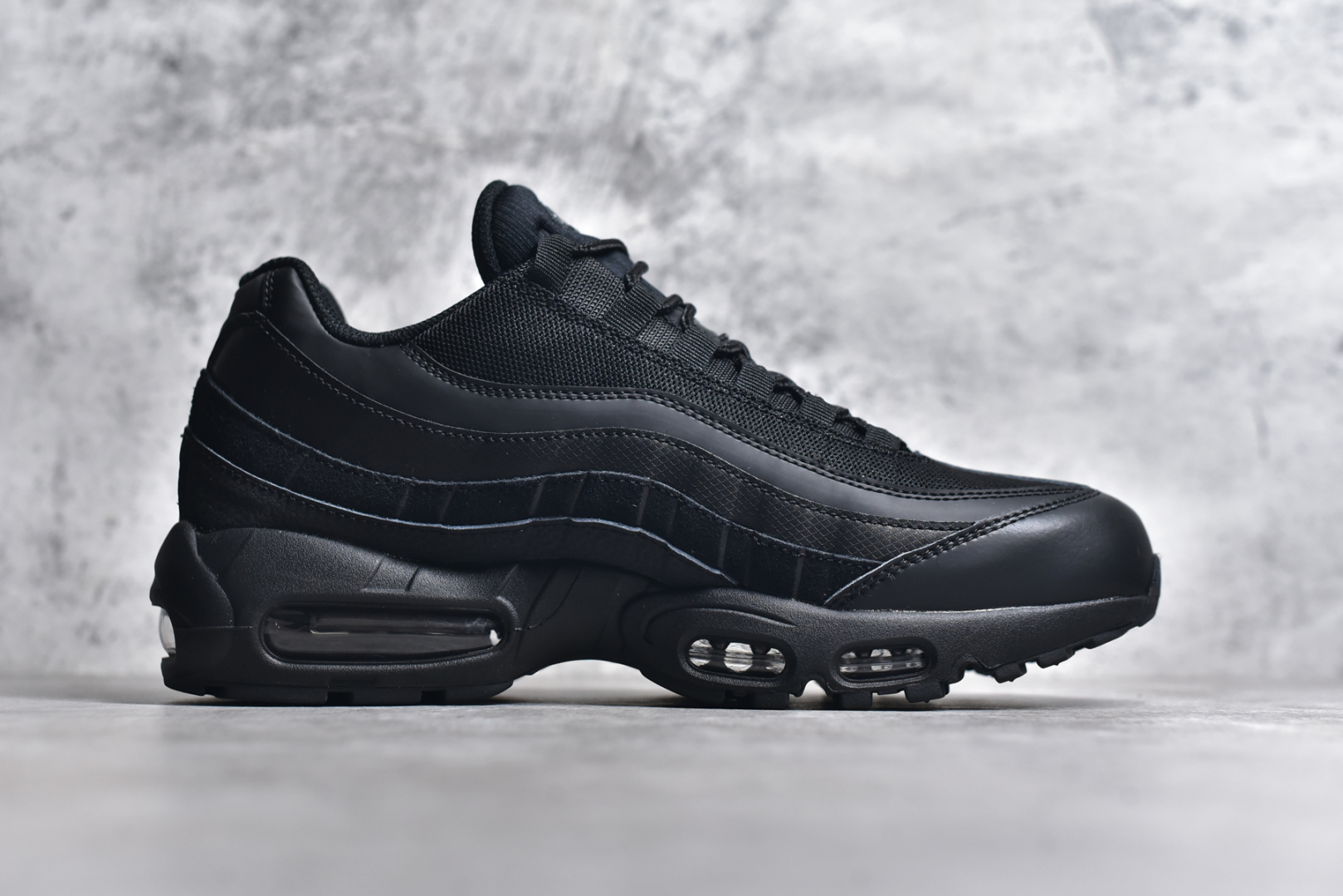 图片[3]-#独家纯原 渠道原装 市场最强NK Air Max 95 复古减震气垫跑鞋 纯黑黑武士 CI3705-001 经典重温 外单专供 终端操作 鞋款设计灵感源于人体构造 中底设计基于人体的脊柱构造 尺码：40 40.5 41 42 42.5 43 44 44.5 45 45.5 46 47.5 48.5-选品中心