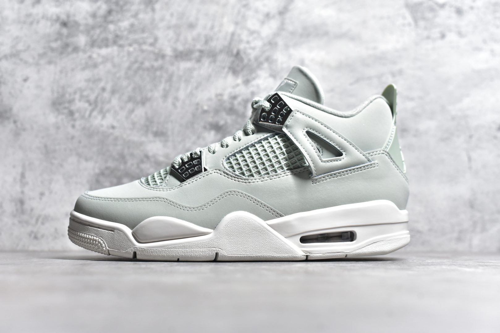 #独家 Air Jordan AJ4 独家外贸特供 市场中端王者 亲自操刀耗时半年巨作 全套原纸板楦头开发 确保原汁原味 完美呈现四代版型 一比一鞋头弧度高度鞋身弧度 此版本只针对中端市场 皮料材质有所更替 其他数据细节工艺流程均保持一致 绝不口嗨 细节品控鞋型随意秒杀市面5XX 6XX 原厂TPU网格鞋带扣 正确内里网布 菱角分明不变形无多余毛边 柔软性质感一致于原鞋 市场唯一原厂鞋扣模具 背面可见隐藏注塑口 原厂织唛标 原厂飞人电绣工艺 尾指中部跳三针 独家绑鞋带手法 印刷中底布 四线拉帮 米色美纹纸贴合固定 进口港宝加持 后跟自然饱满 全鞋荧光划线卡点 追求极致完美 每一双都是工艺品 多重QC质检 超越公司货的品控标准 实实在在的免检产品 尺码：40 40.5 41 42 42.5 43 44 44.5 45 45.5 46 47.5 48.5 「女鞋36/39即将出货」-选品中心