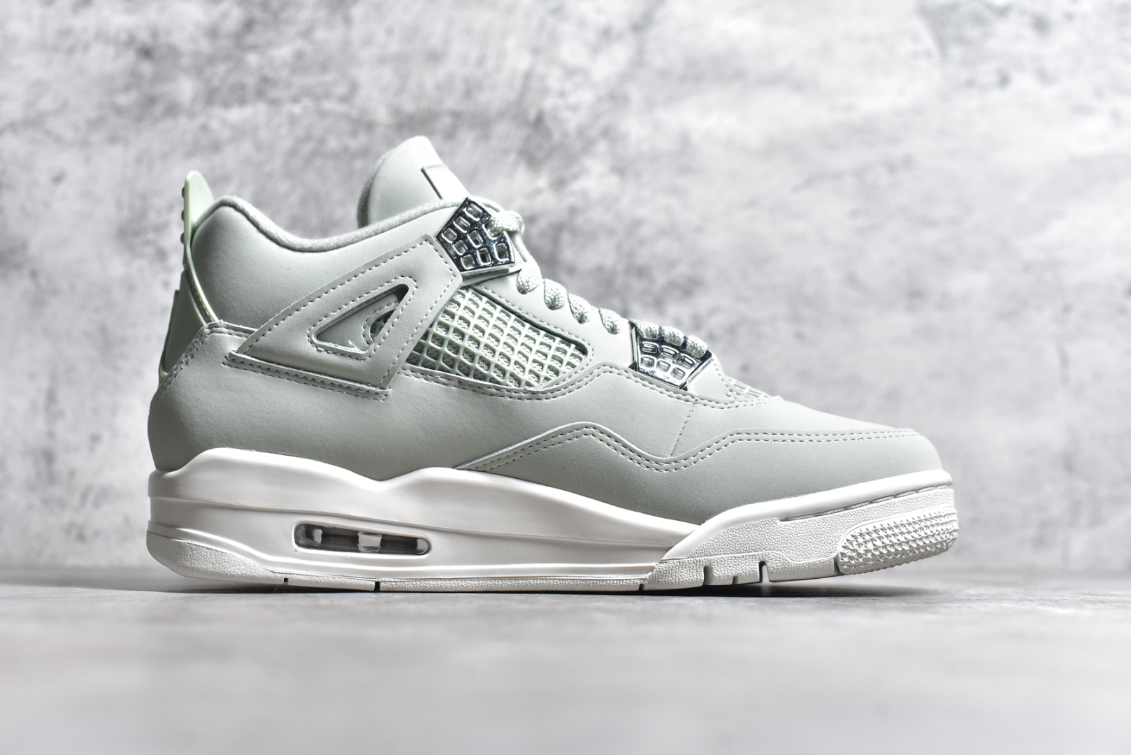 图片[3]-#独家 Air Jordan AJ4 独家外贸特供 市场中端王者 亲自操刀耗时半年巨作 全套原纸板楦头开发 确保原汁原味 完美呈现四代版型 一比一鞋头弧度高度鞋身弧度 此版本只针对中端市场 皮料材质有所更替 其他数据细节工艺流程均保持一致 绝不口嗨 细节品控鞋型随意秒杀市面5XX 6XX 原厂TPU网格鞋带扣 正确内里网布 菱角分明不变形无多余毛边 柔软性质感一致于原鞋 市场唯一原厂鞋扣模具 背面可见隐藏注塑口 原厂织唛标 原厂飞人电绣工艺 尾指中部跳三针 独家绑鞋带手法 印刷中底布 四线拉帮 米色美纹纸贴合固定 进口港宝加持 后跟自然饱满 全鞋荧光划线卡点 追求极致完美 每一双都是工艺品 多重QC质检 超越公司货的品控标准 实实在在的免检产品 尺码：40 40.5 41 42 42.5 43 44 44.5 45 45.5 46 47.5 48.5 「女鞋36/39即将出货」-选品中心