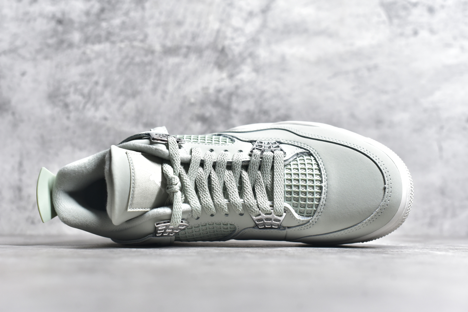 图片[4]-#独家 Air Jordan AJ4 独家外贸特供 市场中端王者 亲自操刀耗时半年巨作 全套原纸板楦头开发 确保原汁原味 完美呈现四代版型 一比一鞋头弧度高度鞋身弧度 此版本只针对中端市场 皮料材质有所更替 其他数据细节工艺流程均保持一致 绝不口嗨 细节品控鞋型随意秒杀市面5XX 6XX 原厂TPU网格鞋带扣 正确内里网布 菱角分明不变形无多余毛边 柔软性质感一致于原鞋 市场唯一原厂鞋扣模具 背面可见隐藏注塑口 原厂织唛标 原厂飞人电绣工艺 尾指中部跳三针 独家绑鞋带手法 印刷中底布 四线拉帮 米色美纹纸贴合固定 进口港宝加持 后跟自然饱满 全鞋荧光划线卡点 追求极致完美 每一双都是工艺品 多重QC质检 超越公司货的品控标准 实实在在的免检产品 尺码：40 40.5 41 42 42.5 43 44 44.5 45 45.5 46 47.5 48.5 「女鞋36/39即将出货」-选品中心