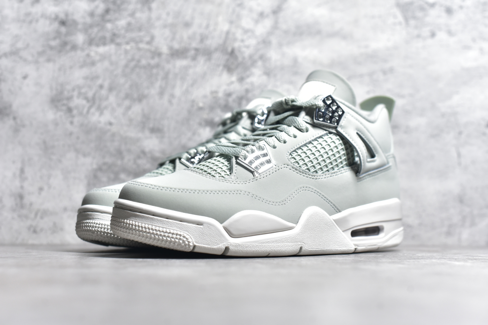 图片[2]-#独家 Air Jordan AJ4 独家外贸特供 市场中端王者 亲自操刀耗时半年巨作 全套原纸板楦头开发 确保原汁原味 完美呈现四代版型 一比一鞋头弧度高度鞋身弧度 此版本只针对中端市场 皮料材质有所更替 其他数据细节工艺流程均保持一致 绝不口嗨 细节品控鞋型随意秒杀市面5XX 6XX 原厂TPU网格鞋带扣 正确内里网布 菱角分明不变形无多余毛边 柔软性质感一致于原鞋 市场唯一原厂鞋扣模具 背面可见隐藏注塑口 原厂织唛标 原厂飞人电绣工艺 尾指中部跳三针 独家绑鞋带手法 印刷中底布 四线拉帮 米色美纹纸贴合固定 进口港宝加持 后跟自然饱满 全鞋荧光划线卡点 追求极致完美 每一双都是工艺品 多重QC质检 超越公司货的品控标准 实实在在的免检产品 尺码：40 40.5 41 42 42.5 43 44 44.5 45 45.5 46 47.5 48.5 「女鞋36/39即将出货」-选品中心