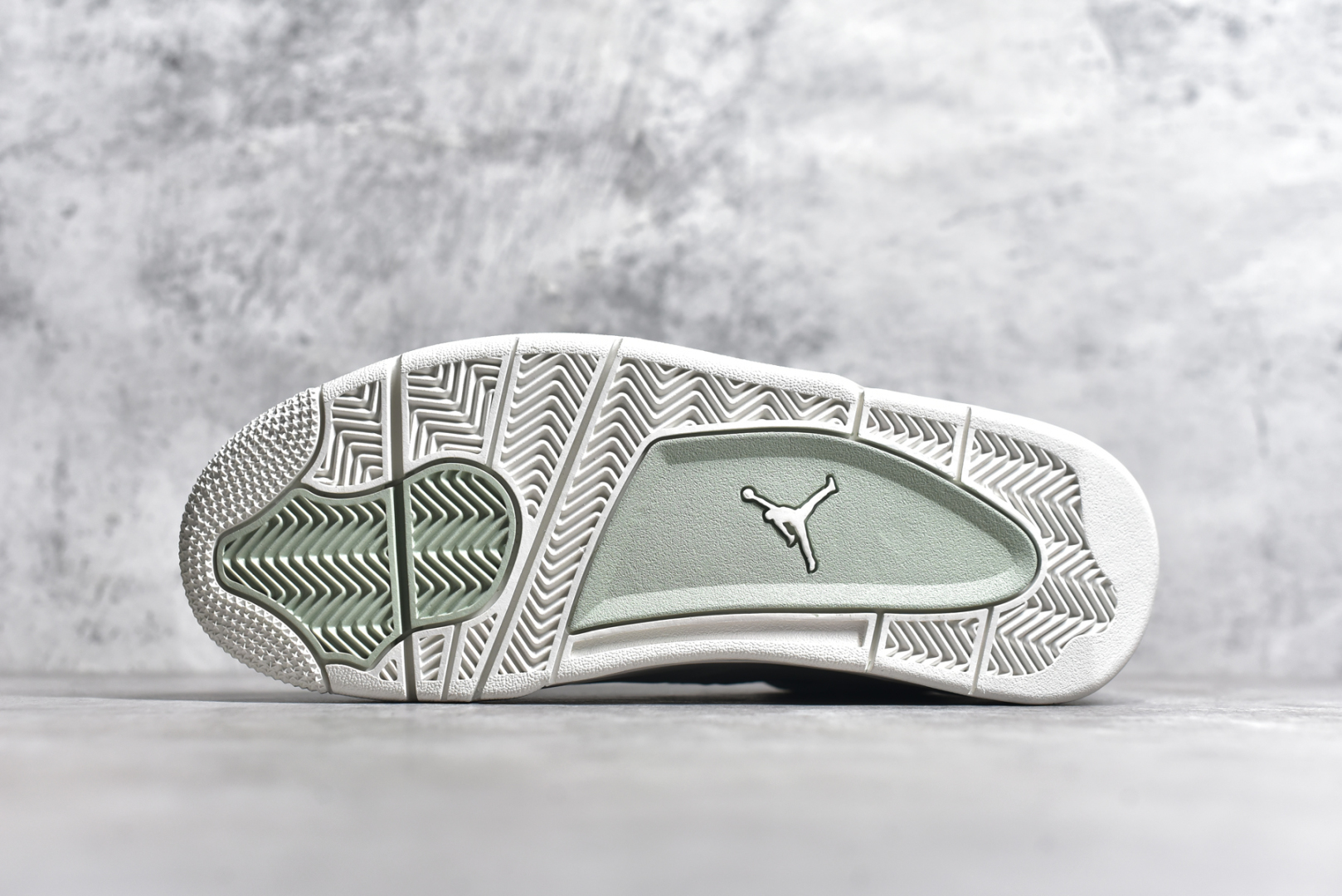图片[6]-#独家 Air Jordan AJ4 独家外贸特供 市场中端王者 亲自操刀耗时半年巨作 全套原纸板楦头开发 确保原汁原味 完美呈现四代版型 一比一鞋头弧度高度鞋身弧度 此版本只针对中端市场 皮料材质有所更替 其他数据细节工艺流程均保持一致 绝不口嗨 细节品控鞋型随意秒杀市面5XX 6XX 原厂TPU网格鞋带扣 正确内里网布 菱角分明不变形无多余毛边 柔软性质感一致于原鞋 市场唯一原厂鞋扣模具 背面可见隐藏注塑口 原厂织唛标 原厂飞人电绣工艺 尾指中部跳三针 独家绑鞋带手法 印刷中底布 四线拉帮 米色美纹纸贴合固定 进口港宝加持 后跟自然饱满 全鞋荧光划线卡点 追求极致完美 每一双都是工艺品 多重QC质检 超越公司货的品控标准 实实在在的免检产品 尺码：40 40.5 41 42 42.5 43 44 44.5 45 45.5 46 47.5 48.5 「女鞋36/39即将出货」-选品中心