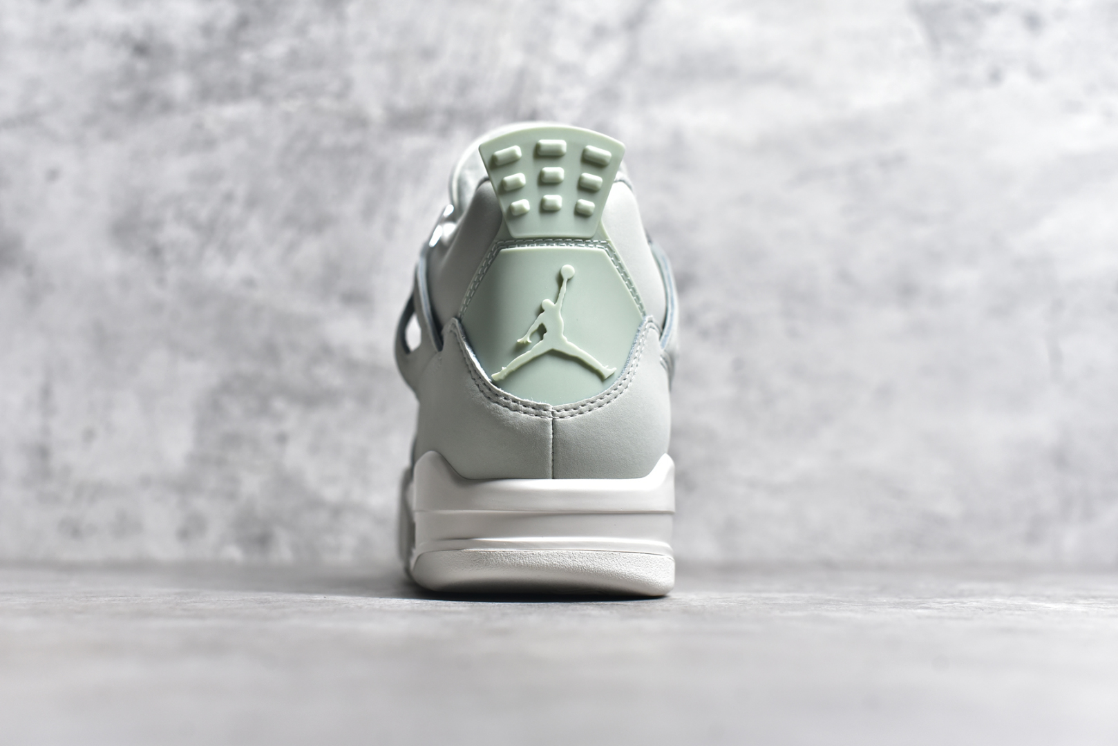 图片[5]-#独家 Air Jordan AJ4 独家外贸特供 市场中端王者 亲自操刀耗时半年巨作 全套原纸板楦头开发 确保原汁原味 完美呈现四代版型 一比一鞋头弧度高度鞋身弧度 此版本只针对中端市场 皮料材质有所更替 其他数据细节工艺流程均保持一致 绝不口嗨 细节品控鞋型随意秒杀市面5XX 6XX 原厂TPU网格鞋带扣 正确内里网布 菱角分明不变形无多余毛边 柔软性质感一致于原鞋 市场唯一原厂鞋扣模具 背面可见隐藏注塑口 原厂织唛标 原厂飞人电绣工艺 尾指中部跳三针 独家绑鞋带手法 印刷中底布 四线拉帮 米色美纹纸贴合固定 进口港宝加持 后跟自然饱满 全鞋荧光划线卡点 追求极致完美 每一双都是工艺品 多重QC质检 超越公司货的品控标准 实实在在的免检产品 尺码：40 40.5 41 42 42.5 43 44 44.5 45 45.5 46 47.5 48.5 「女鞋36/39即将出货」-选品中心
