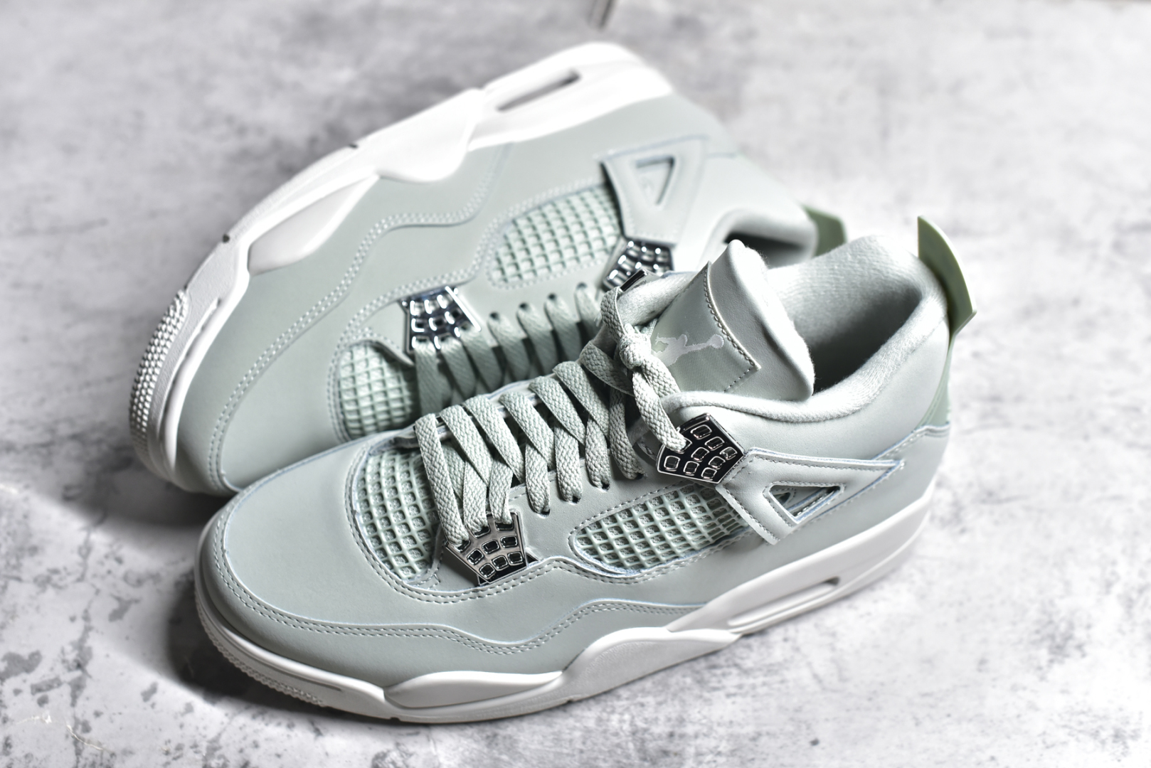 图片[7]-#独家 Air Jordan AJ4 独家外贸特供 市场中端王者 亲自操刀耗时半年巨作 全套原纸板楦头开发 确保原汁原味 完美呈现四代版型 一比一鞋头弧度高度鞋身弧度 此版本只针对中端市场 皮料材质有所更替 其他数据细节工艺流程均保持一致 绝不口嗨 细节品控鞋型随意秒杀市面5XX 6XX 原厂TPU网格鞋带扣 正确内里网布 菱角分明不变形无多余毛边 柔软性质感一致于原鞋 市场唯一原厂鞋扣模具 背面可见隐藏注塑口 原厂织唛标 原厂飞人电绣工艺 尾指中部跳三针 独家绑鞋带手法 印刷中底布 四线拉帮 米色美纹纸贴合固定 进口港宝加持 后跟自然饱满 全鞋荧光划线卡点 追求极致完美 每一双都是工艺品 多重QC质检 超越公司货的品控标准 实实在在的免检产品 尺码：40 40.5 41 42 42.5 43 44 44.5 45 45.5 46 47.5 48.5 「女鞋36/39即将出货」-选品中心